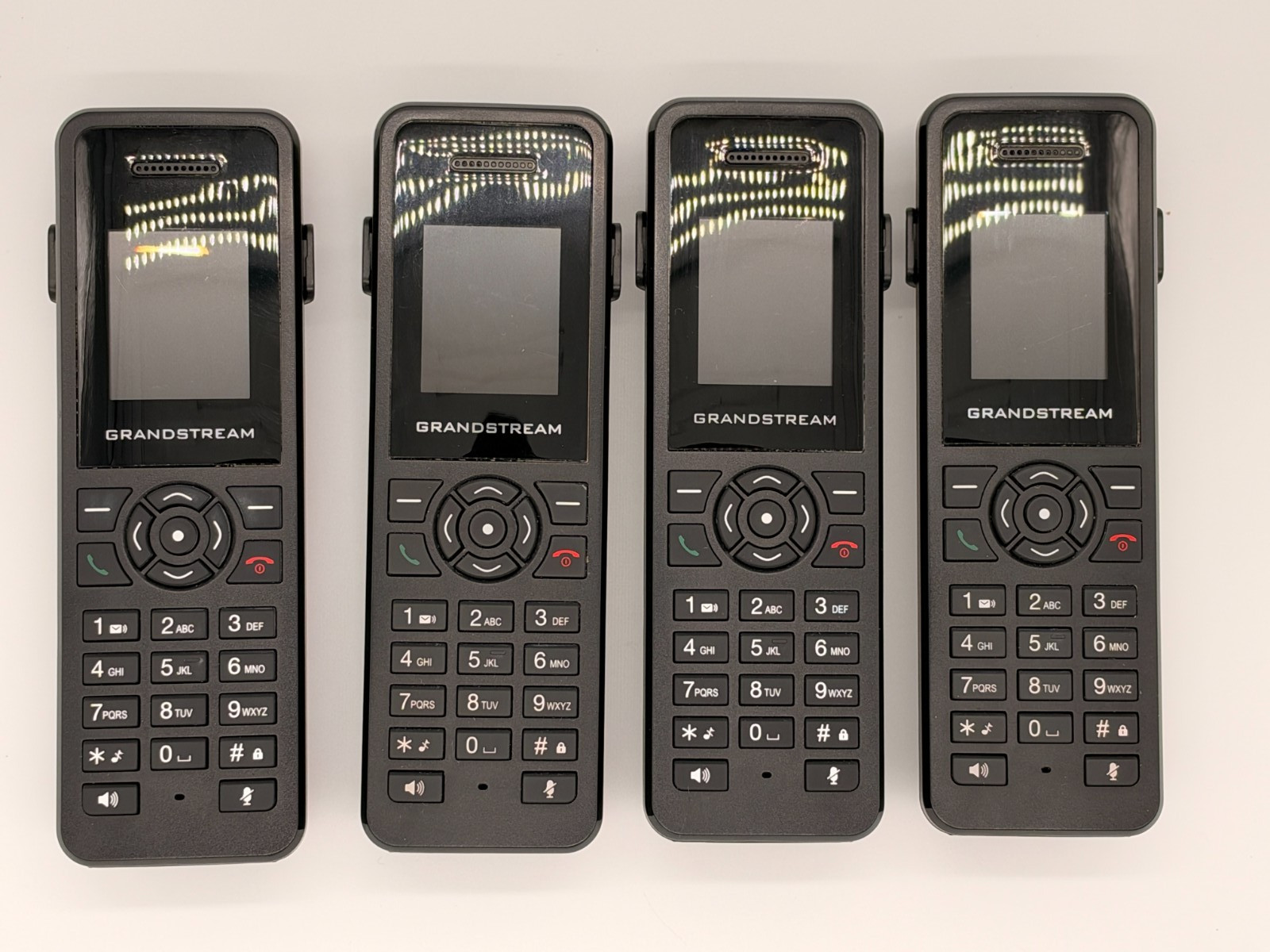 Grandstream DP750 DECT VoIP Base Station + 4 DP720 Handsets w/ Charging Docks
