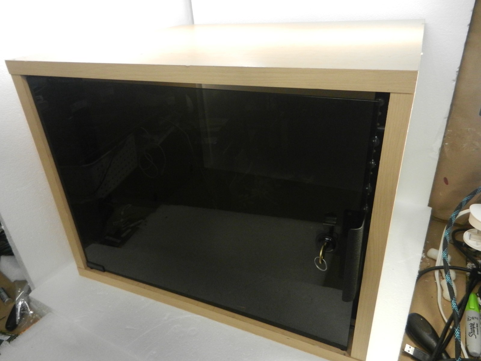 Middle Atlantic - CABINET 12u Rackmounts BRK12 Rack 12RU, 1218 - LOCKING Glass