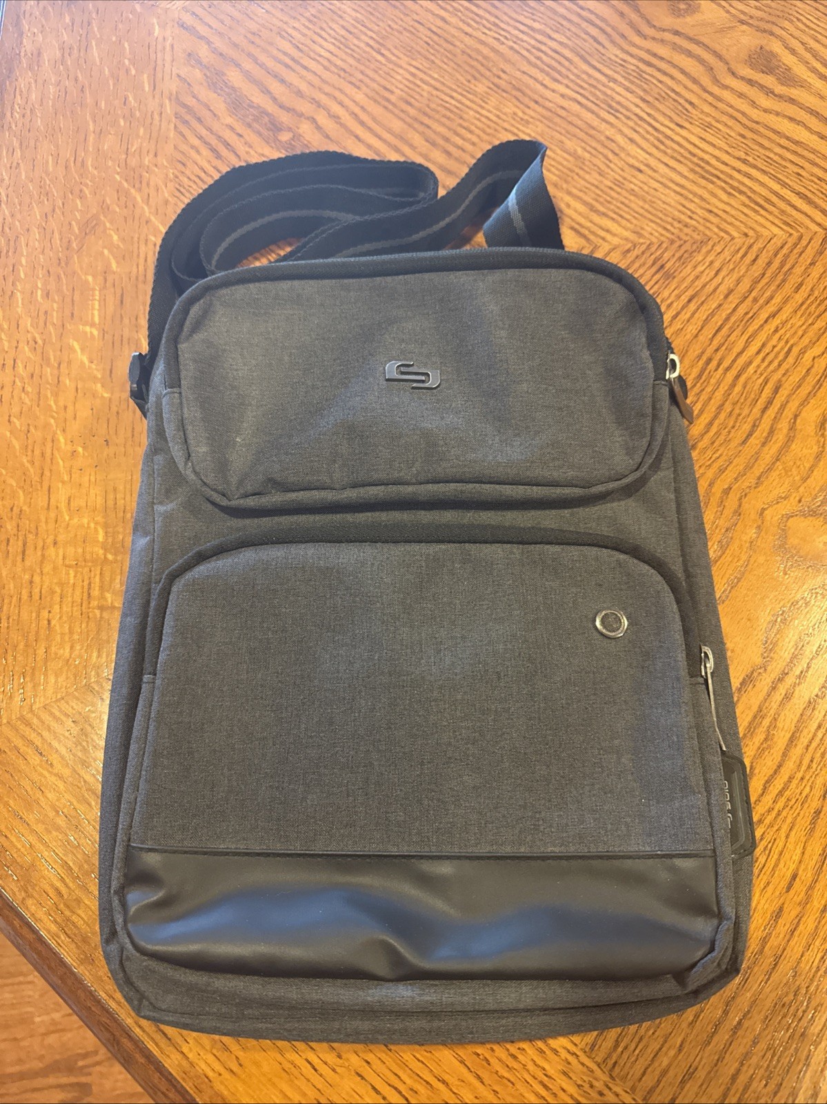 Solo Universal Tablet Sling Grey& Black Solo New York Ludlow Model