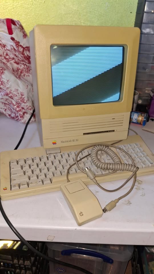 Apple Macintosh SE/30 M5011 Computer - Powers On - Parts Or Repair