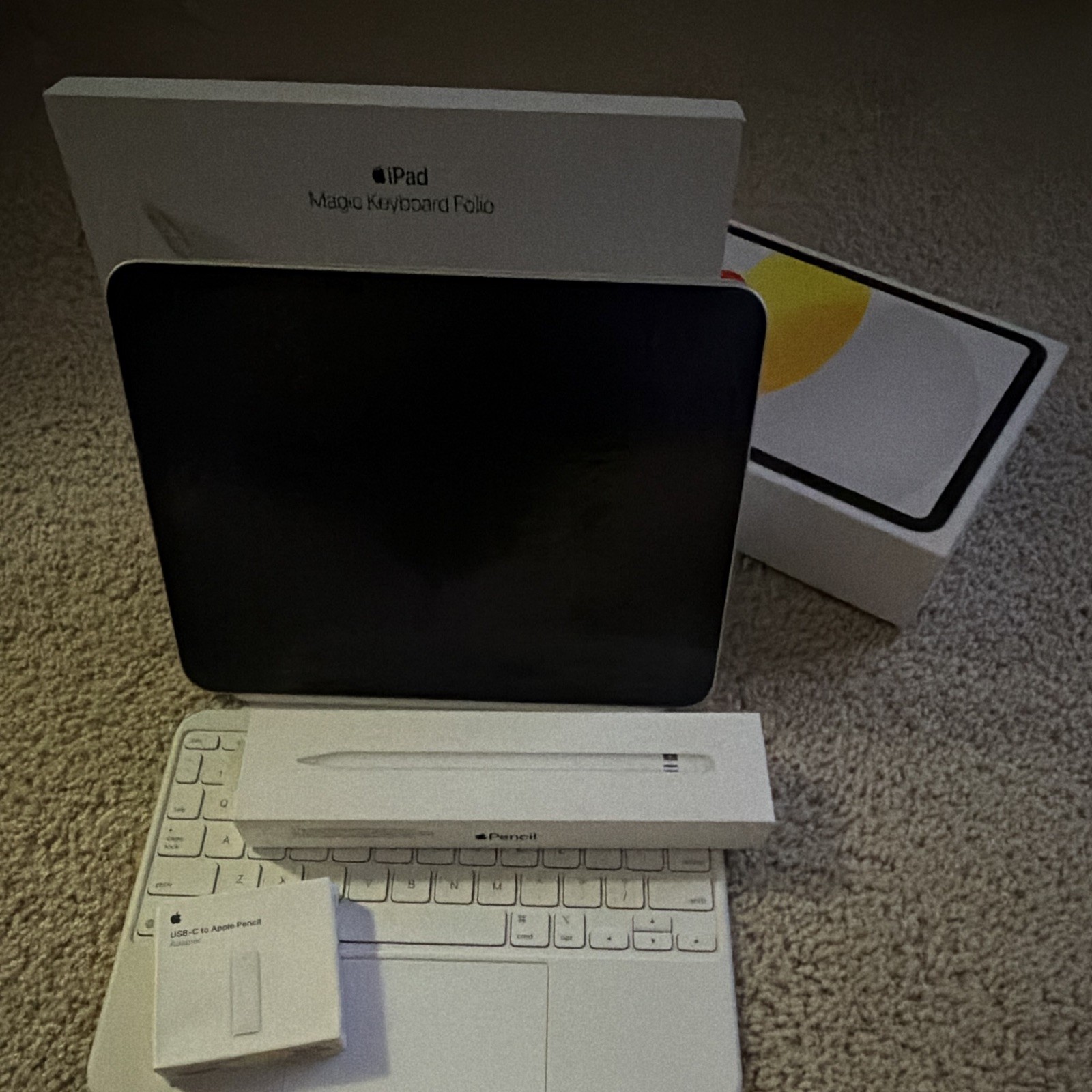 Apple 10 Gen iPad/Silver - 256 GB Wi-Fi + Magic Keyboard Folio and Apple Pencil