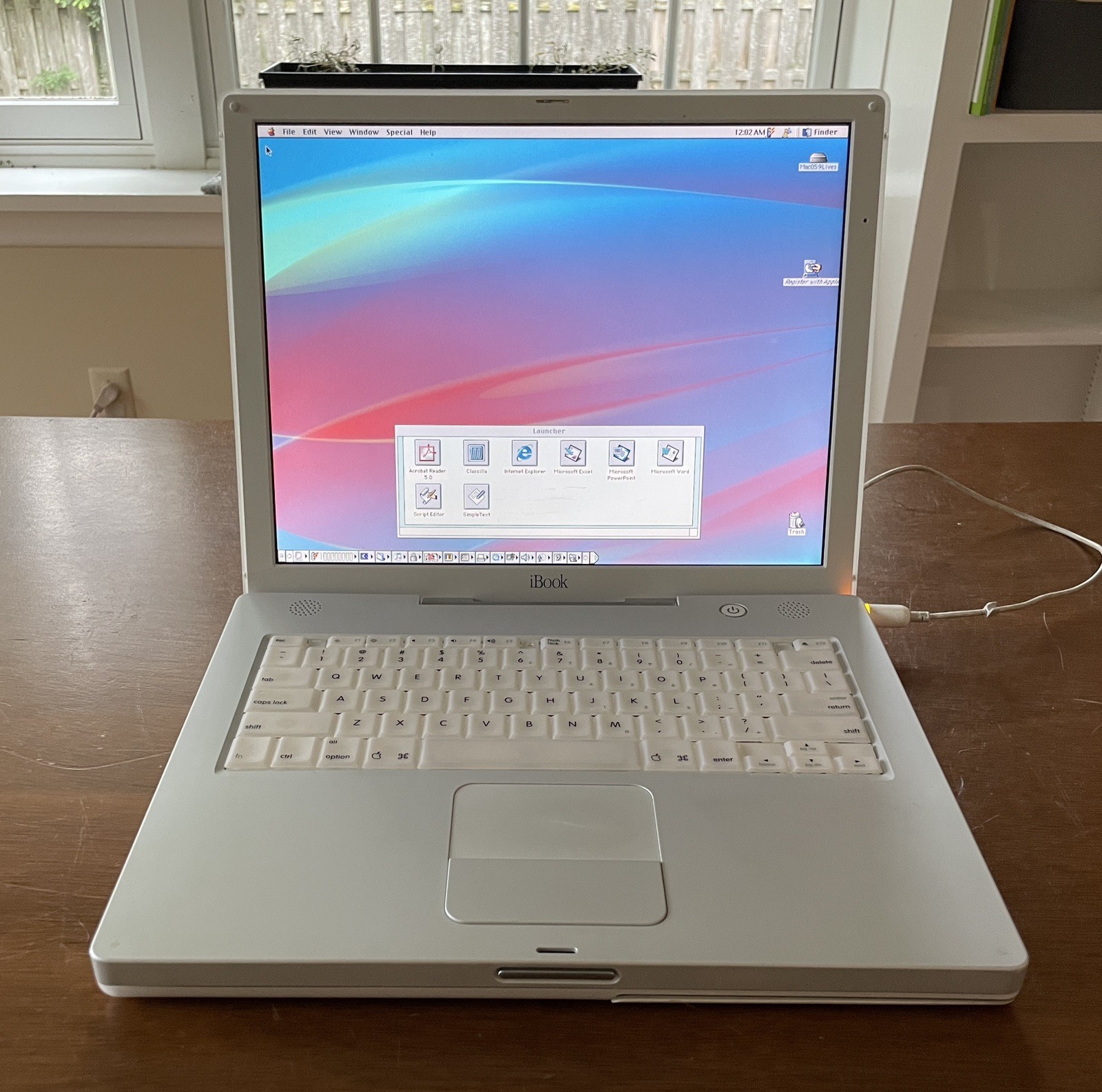 Apple iBook G3 14” 700mhz Laptop w/chrg, OS 9.2.2