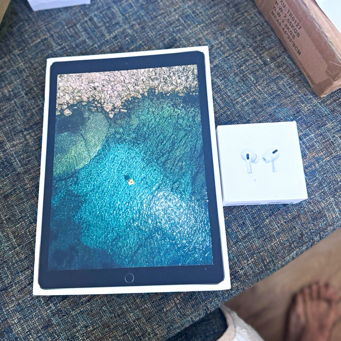 iPad Pro 12.9" (2nd Gen) 256GB Space Gray Wi-Fi & Cellular unlocked. W/Airpods