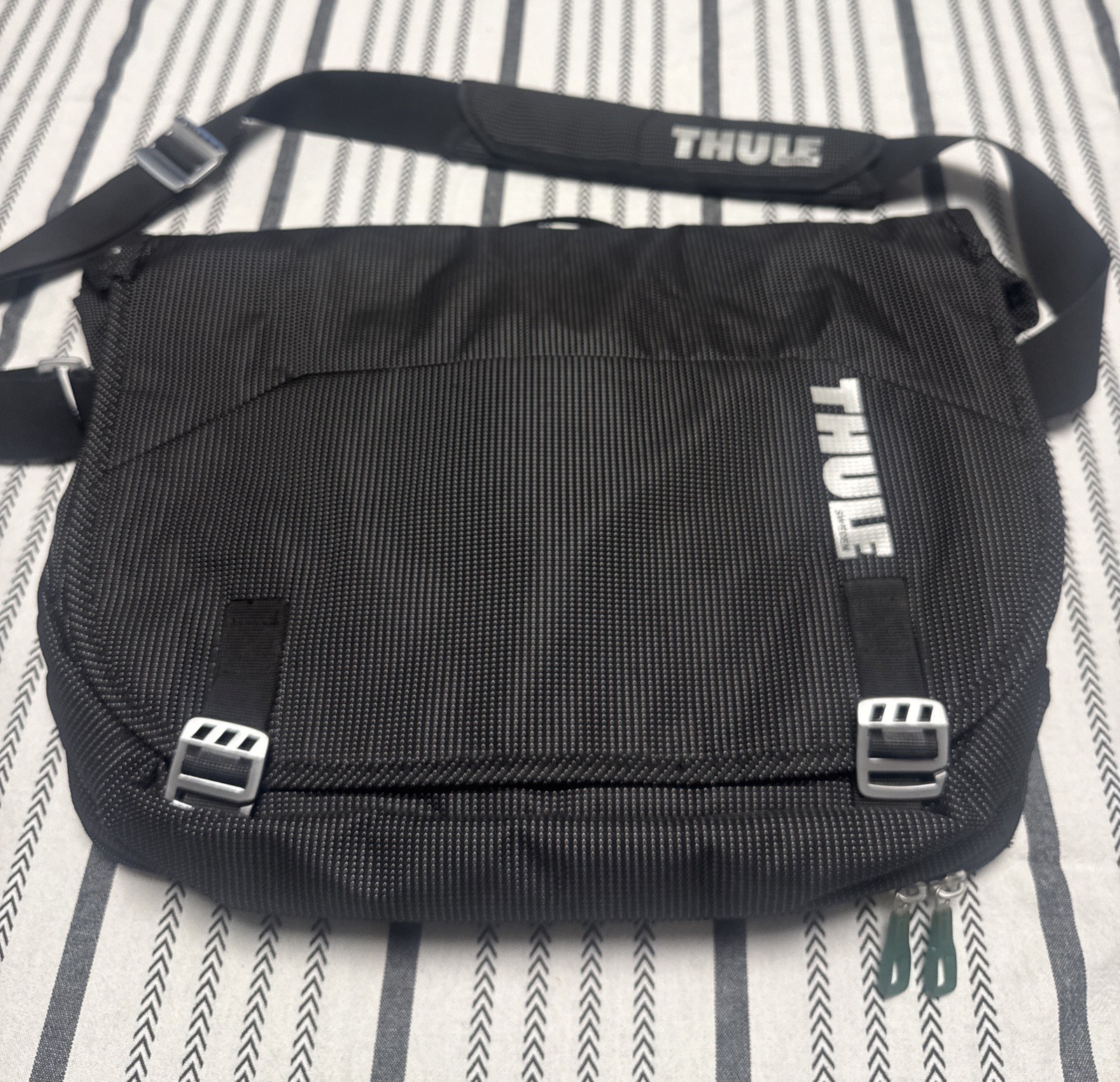 THULE Crossover TCMB-115 Black & White Messenger Laptop Bag W/Teal Accents
