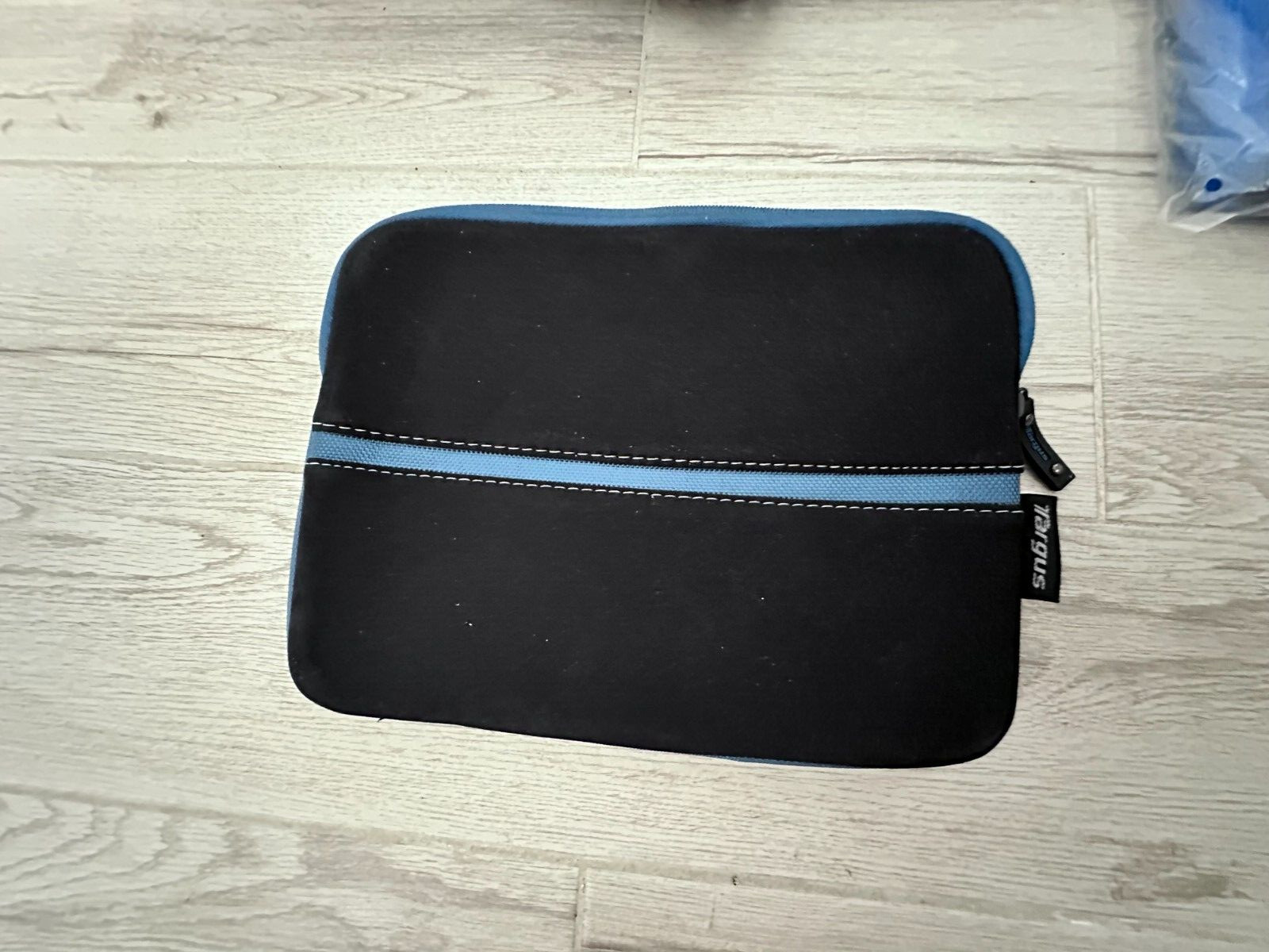 Targus Neoprene Slipskin Peel 10.2 Netbook Case TSS11101US used, clean