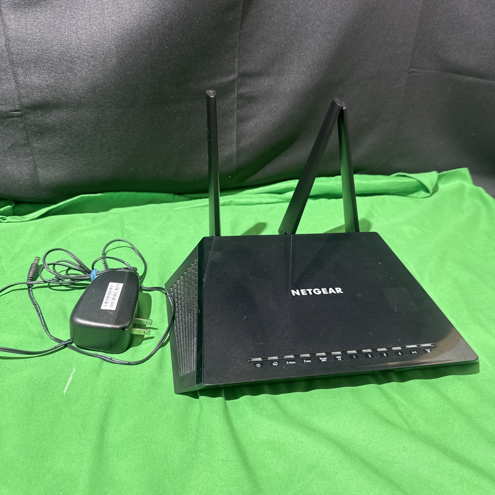 Netgear Nighthawk AC2400 smart WiFi router, model R7350