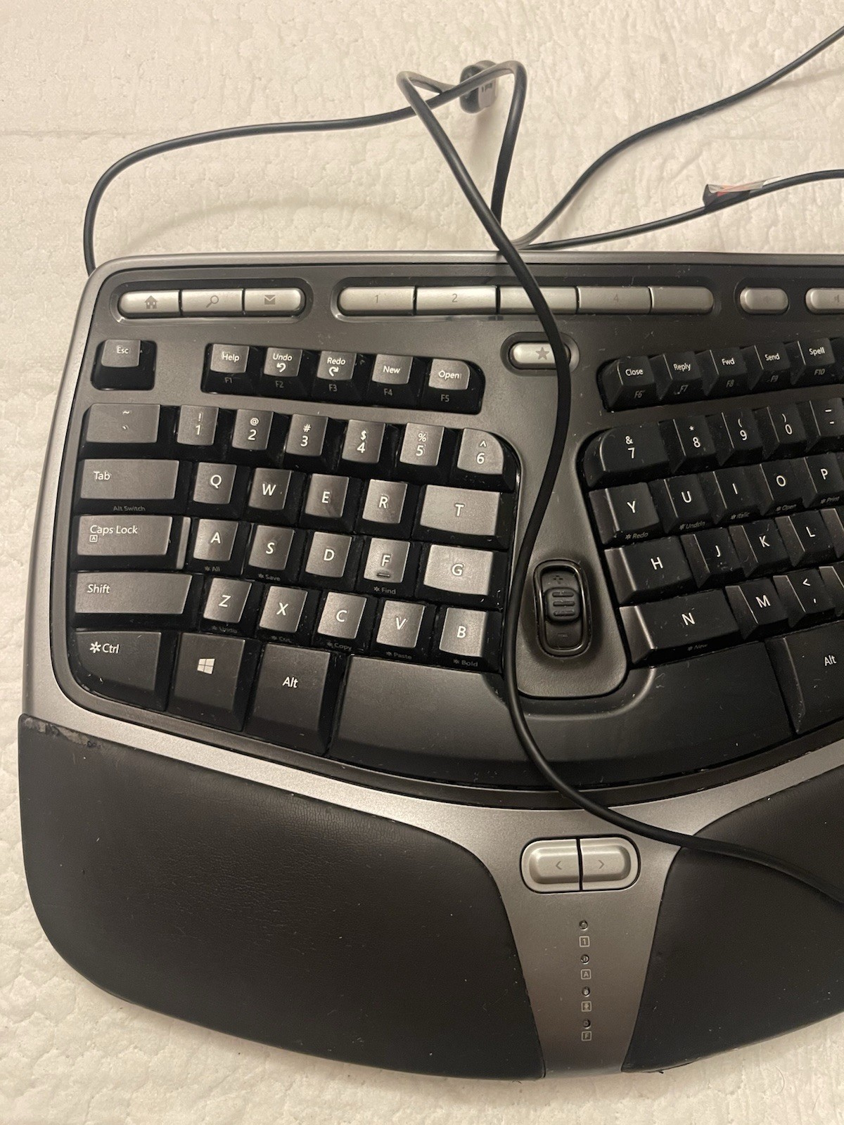 Microsoft Natural Ergonomic Keyboard 4000 v1.0 KU-0462 Wired USB Model 1048