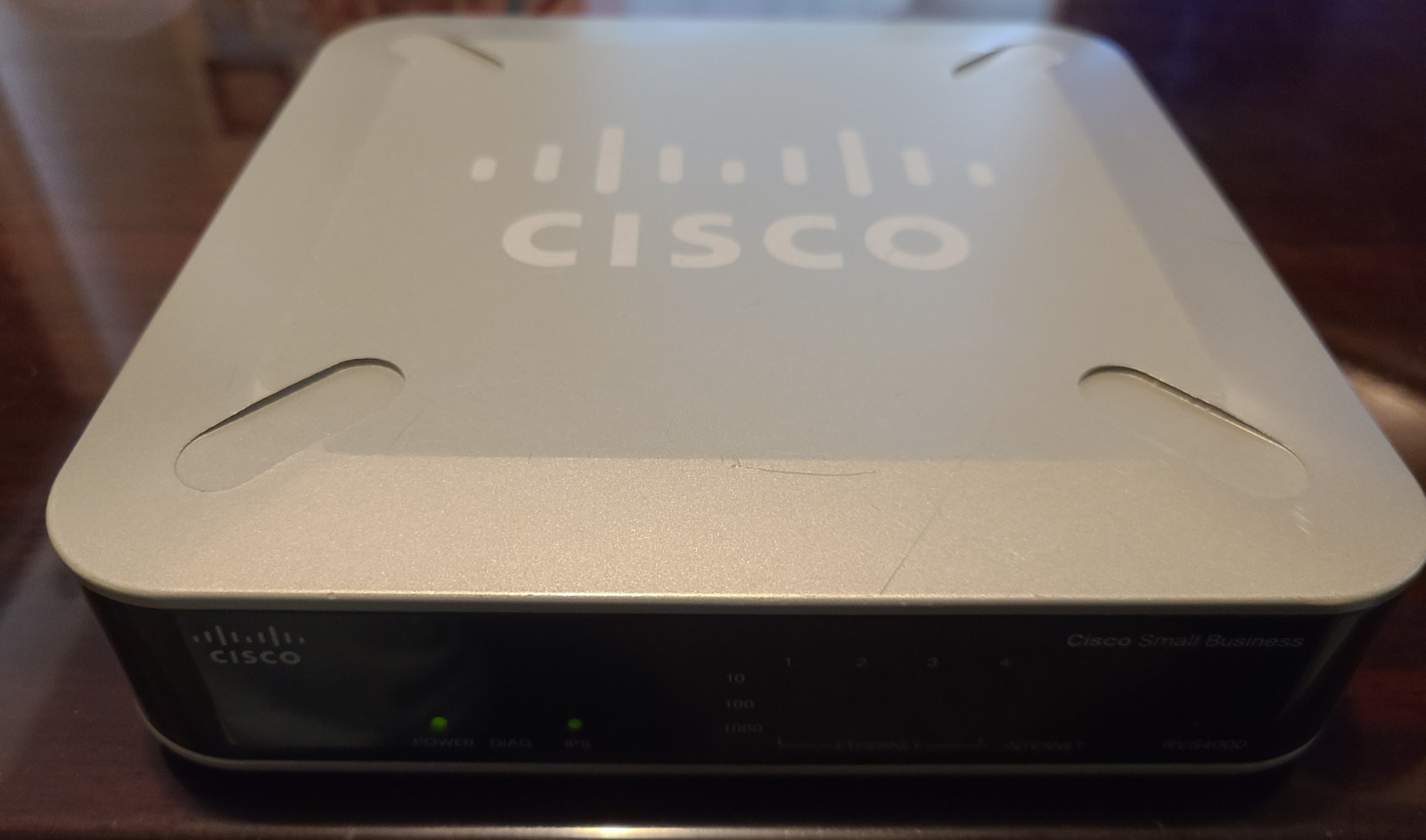 Cisco RVS4000 V2 1000 Mbps 4-Port Gigabit Wired Router and power adapter