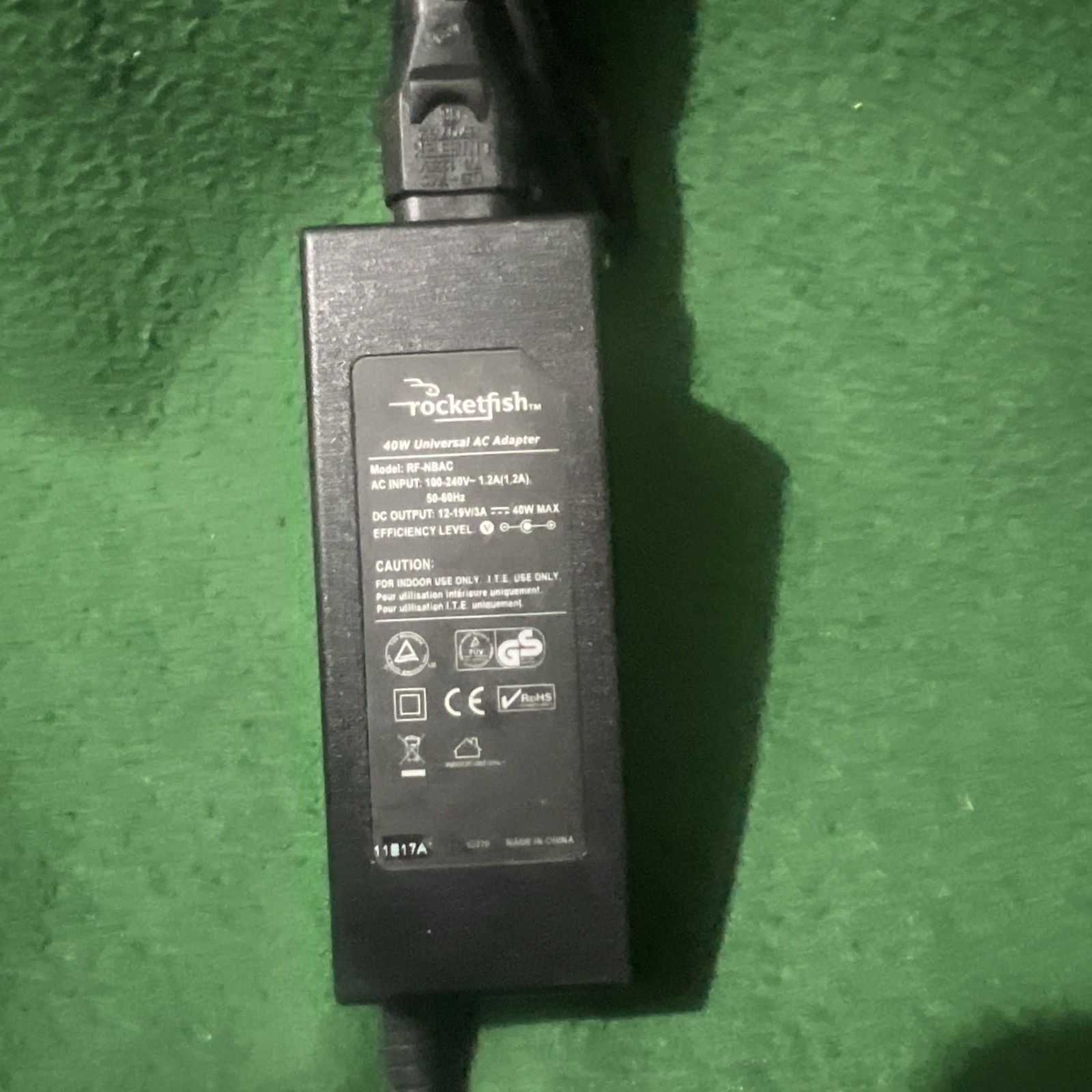 Rocketfish RF-NBAC 40W Universal AC Power Adapter Netbook Laptop Charger 12V-19V