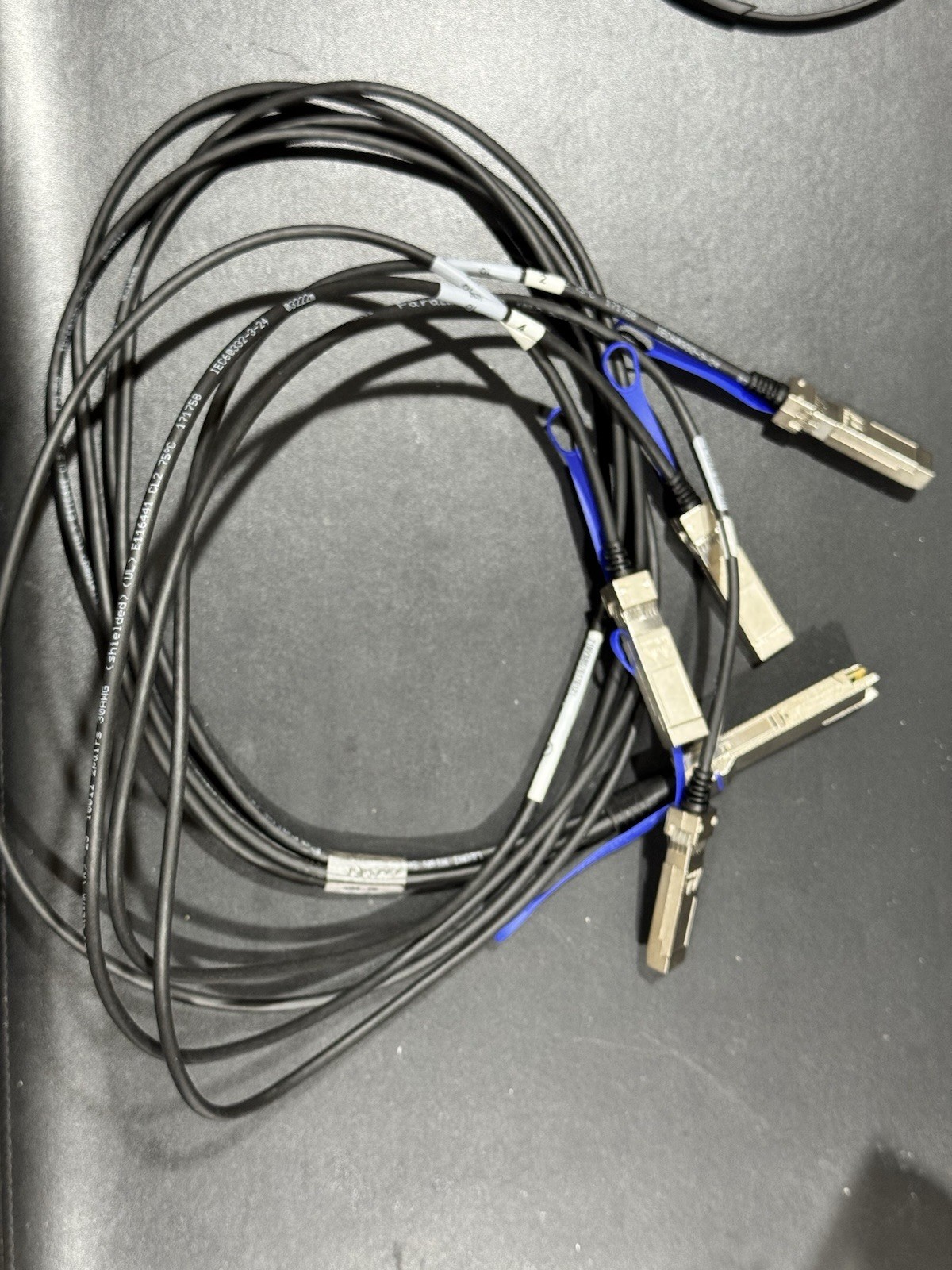 MCP7F00-A01A Mellanox 100GbE QSFP28 to 4x 25GbE SFP28 1.5M DAC Breakout Cable