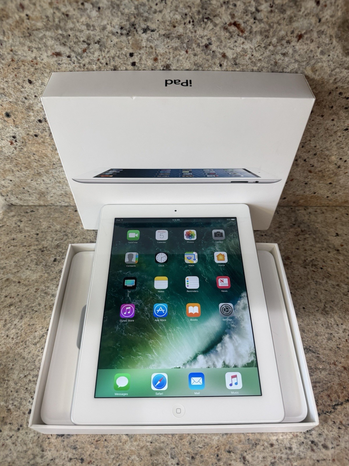 Apple iPad 4th Gen 32GB WiFi White A1458 MINT Condition with Accessories Bundle