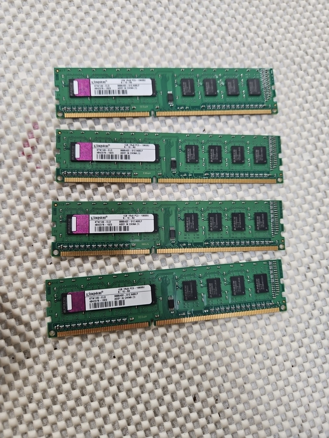 4 x - Kingston 1GB DIMM SDRAM Memory (KTW149ELD)