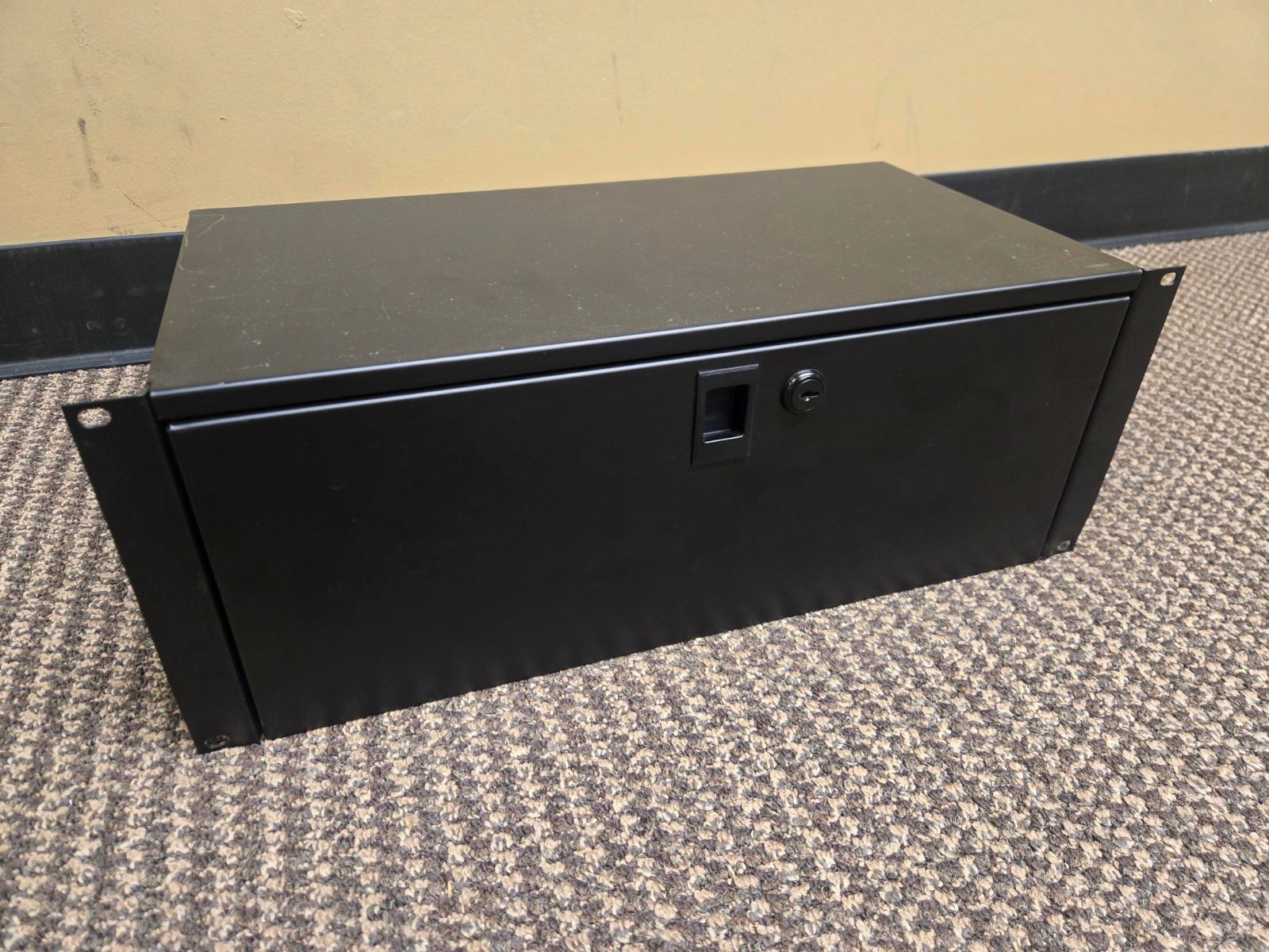 Middle Atlantic Rackmount Lockbox (4 RU, 9 inch Deep) for 19" Rack Mount