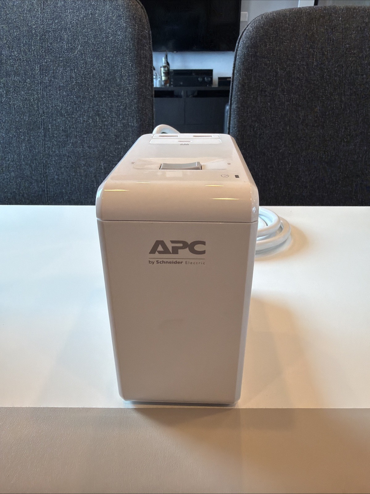 APC Desk Mount Power Station PE6U4W U-Shaped Surge Protector with USB Ports D...