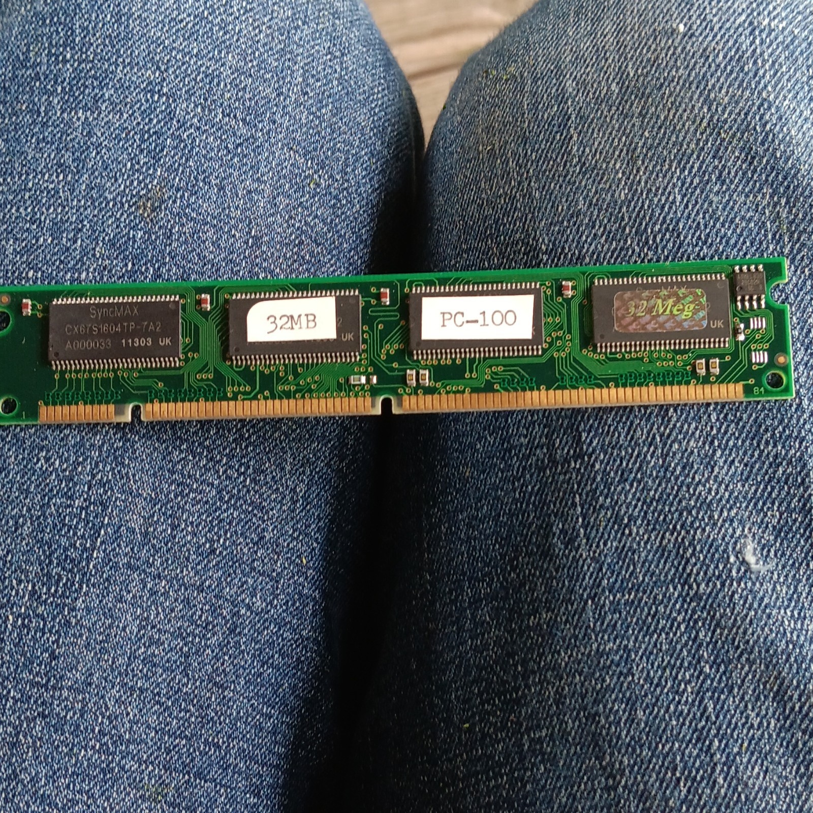 SyncMAX SDR SDRAM DIMM PC-100 168-Pin 32MB Memory Module CX67S1604TP-7A2
