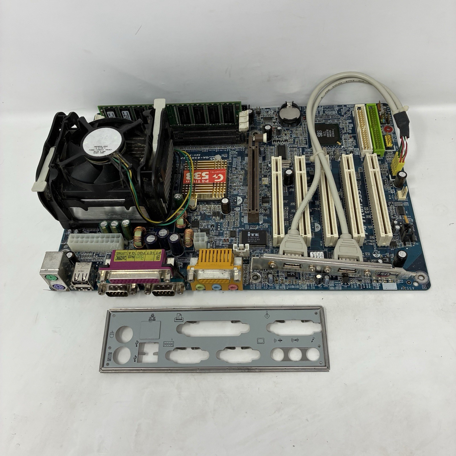Mainboard Bundle P4 2.4 Fan 256MB ATX GIGABYTE GA-8SR533P Socket 478 DDR AGP PCI