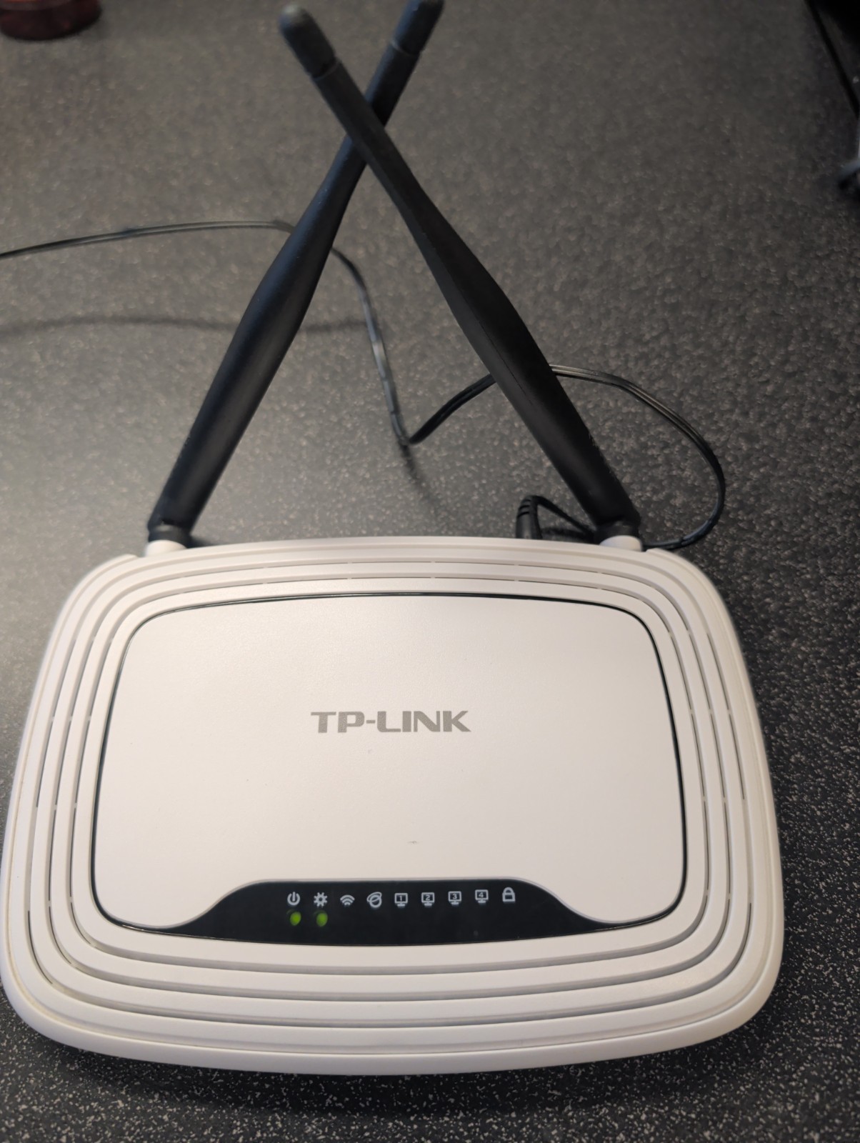 TP-Link TL-WR841N V8.4 300Mbps Wireless N WiFi Router 4-Port 2.4GHz + Adapter