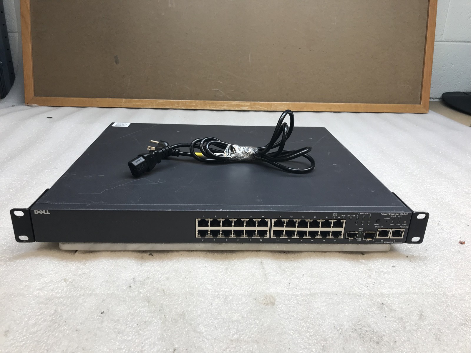 Dell PowerConnect 3424P UJ599 24-Port 10/100 Managed PoE Switch Black