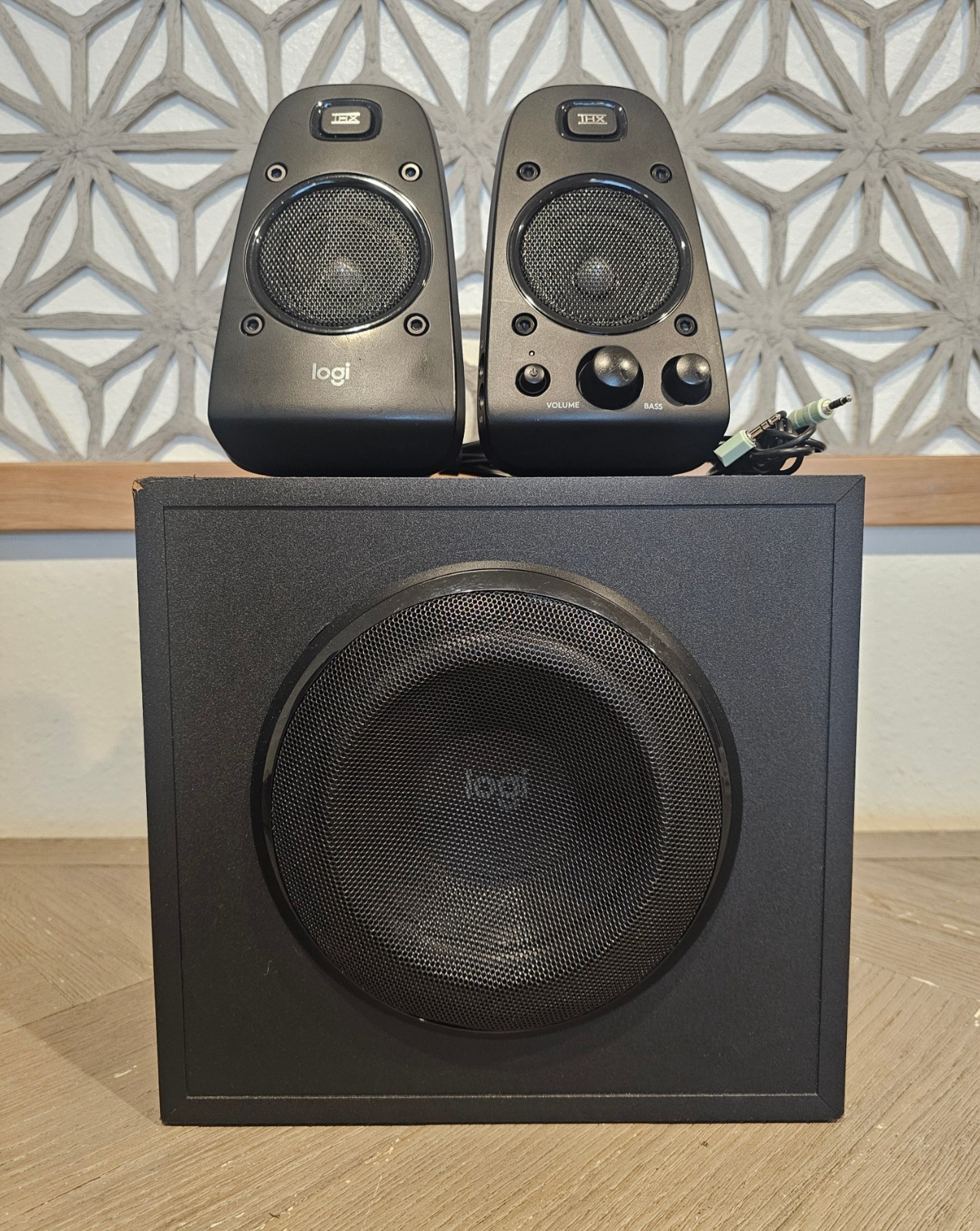 Logitech Z623 -2.1 Channel, THX Certified, 200W RMS, 400W Peak, 2 X 3.5 & RCA In