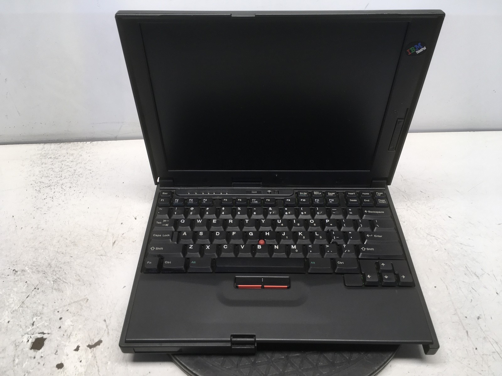 IBM ThinkPad 560 Intel Pentium 100 MHz 8 MB NO HDD No Batt BIOS LOCKED