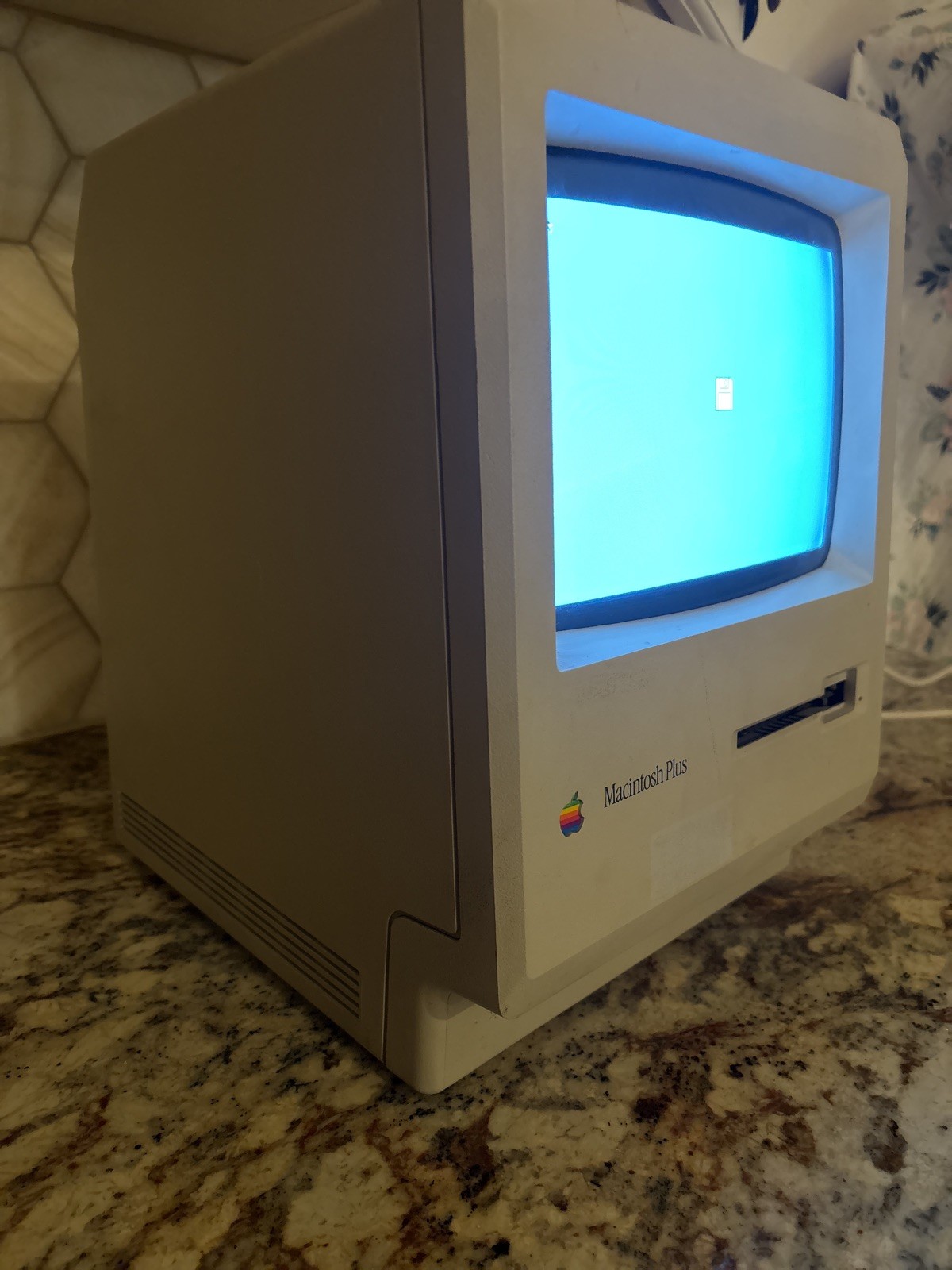 Apple Macintosh Plus 1MB - Mac Vintage Computer -  M0001A - POWERS ON / WORKS