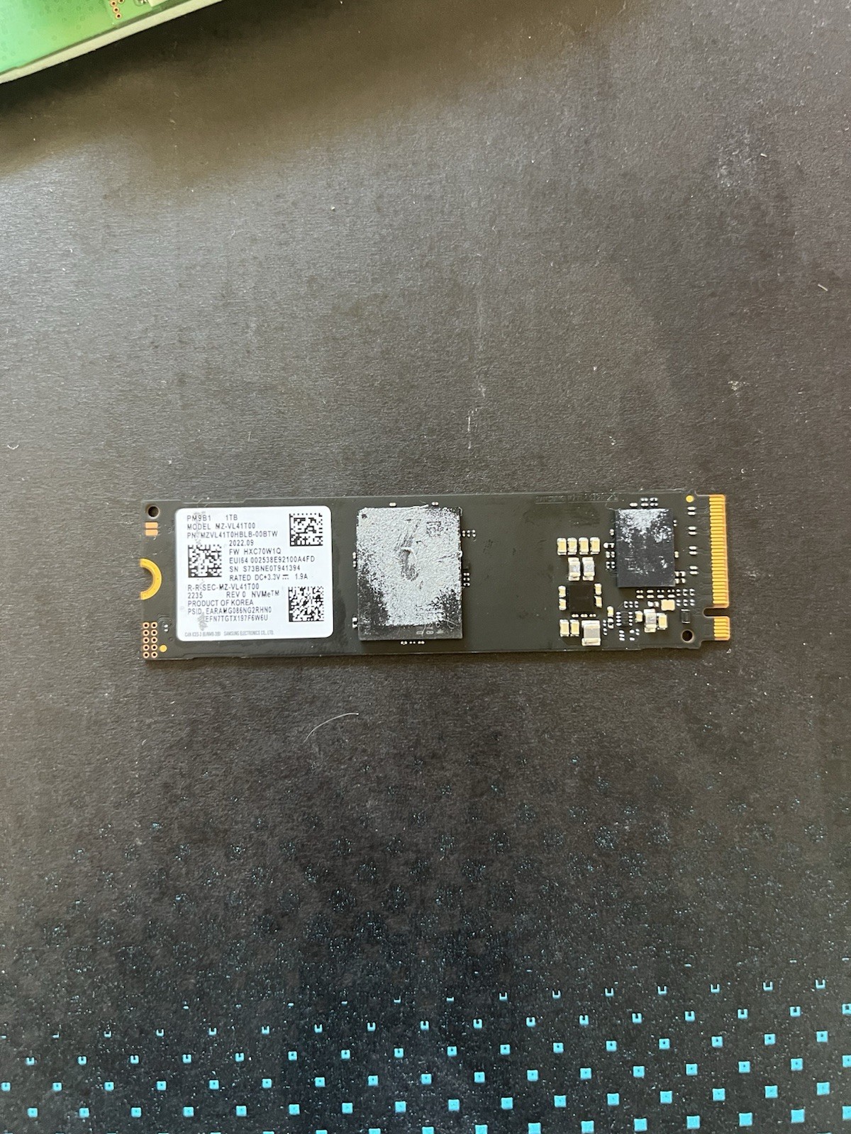 Samsung MZ-VL41T00 PM9B1 1TB NVMe PCIe Gen4x4 M.2 2280 Internal SSD MZVL41T0HBLB