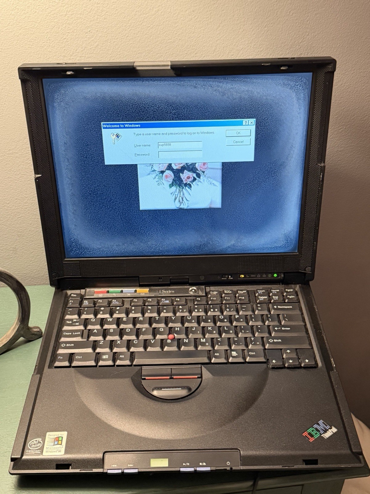 IBM ThinkPad i Series 14” Type 2621 Windows 98  Powers On Repair Or Parts Only
