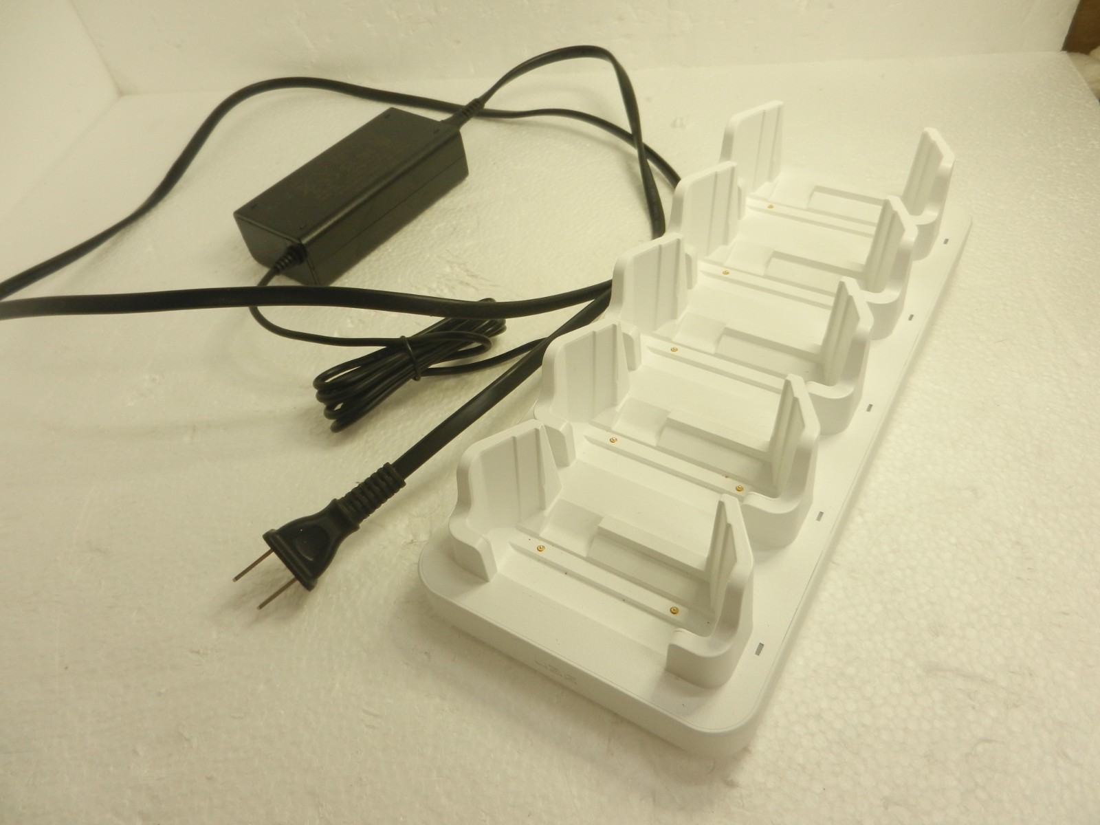 Urban Armor Gear Uag-WF-5xCS  WORKFLOW 5-Slot Battery Charger White 114019BW4130