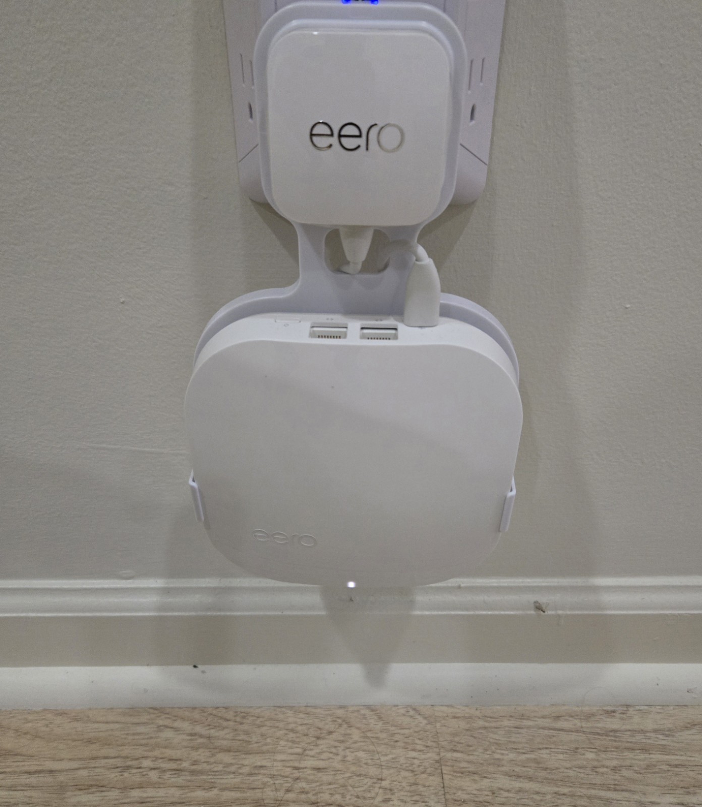eero Pro 2nd generation Wi-Fi 5 tri-band Mesh System (3-pack) with wall mounts
