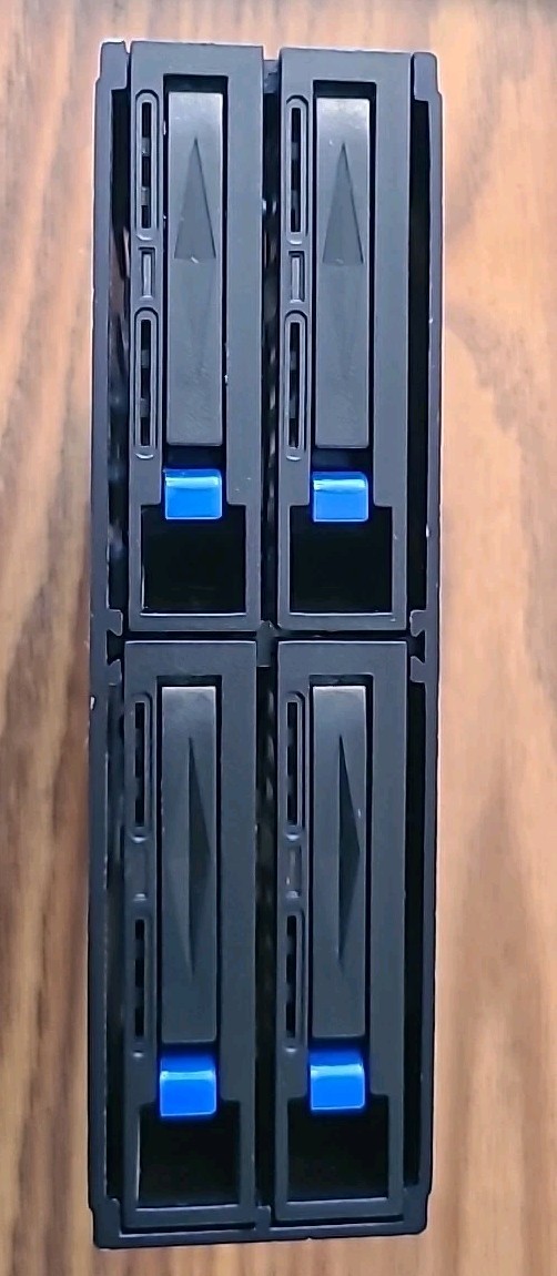 StarTech.com SATSASBAY425 Aluminum 2.5" Black 4 x 22 pin SATA DATA - No Harness