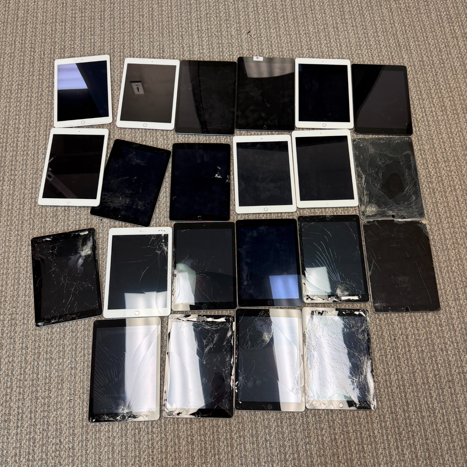 Lot of 22 - iPads [UNTESTED, FOR PARTS]