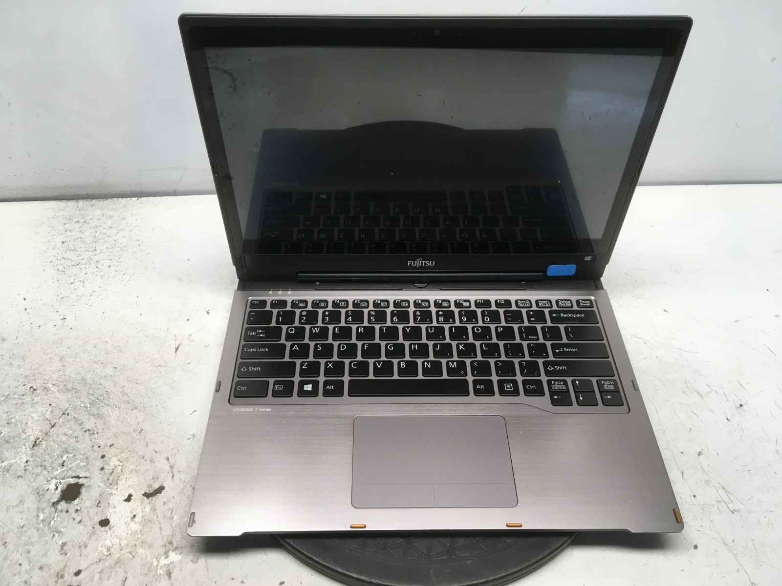 Fujitsu LifeBook T935 Intel i5-5300U 2.3GHz 8 GB NO HDD No Batt