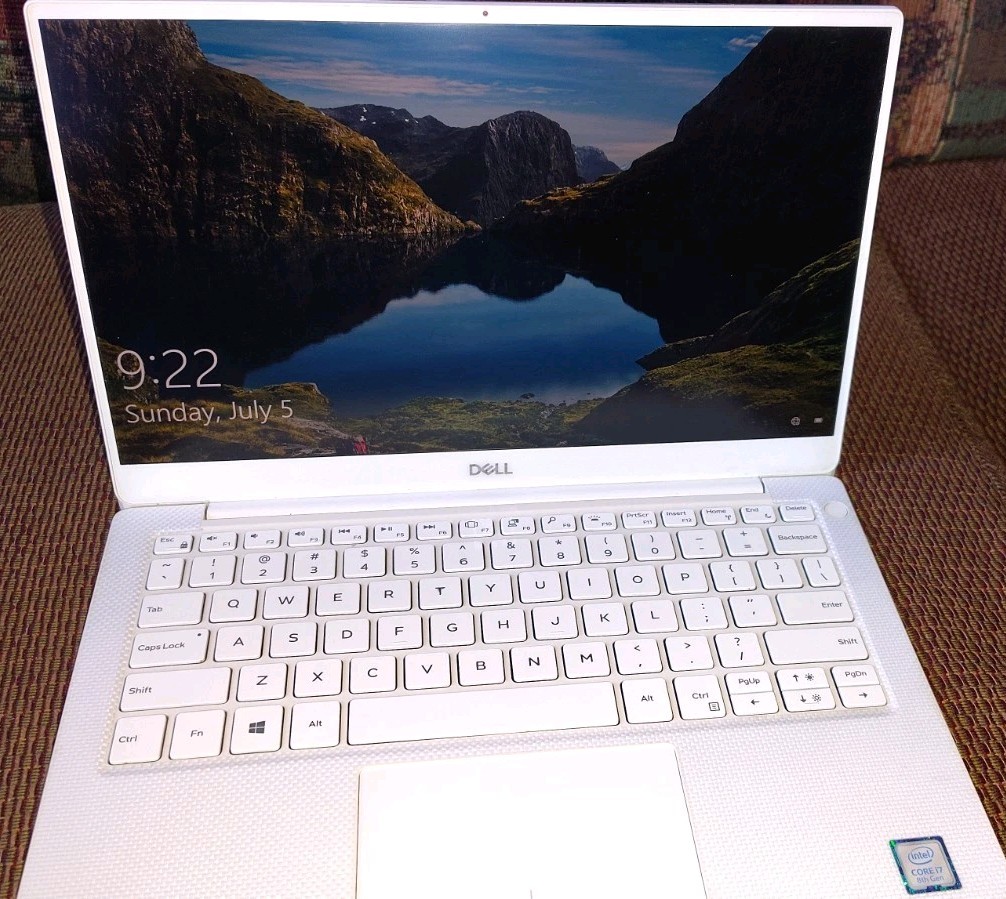 DELL White XPS 13 i7 8GB 512GB SSD Win 10 Home Portable Attractive Clean FactRst