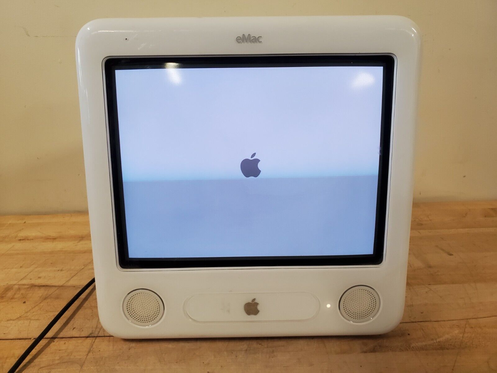 Apple eMac A1002 G4 - Turns On, Read