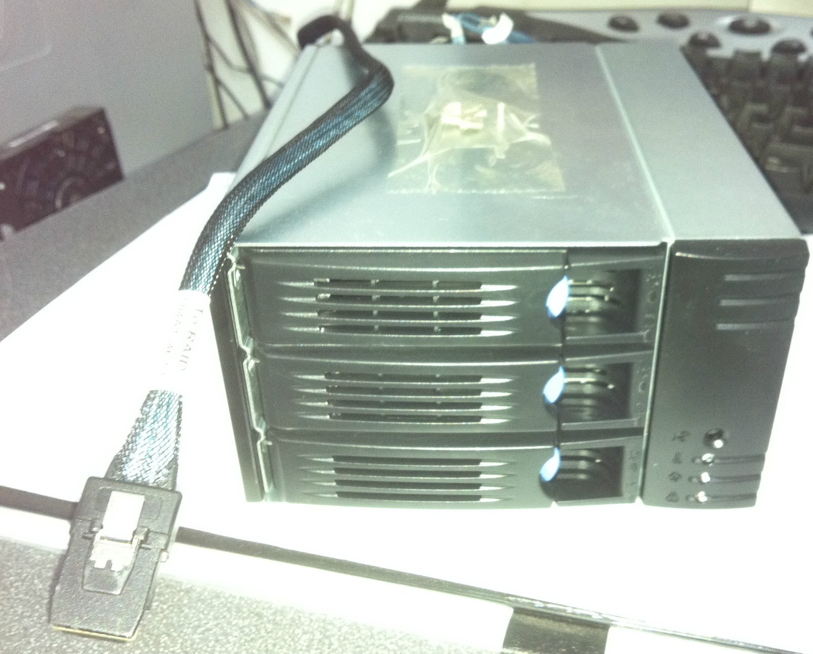 CHENBRO SK32303 2 to 3 SAS/SATA II 3.5" HDD enclosure with SATA Triple Cable
