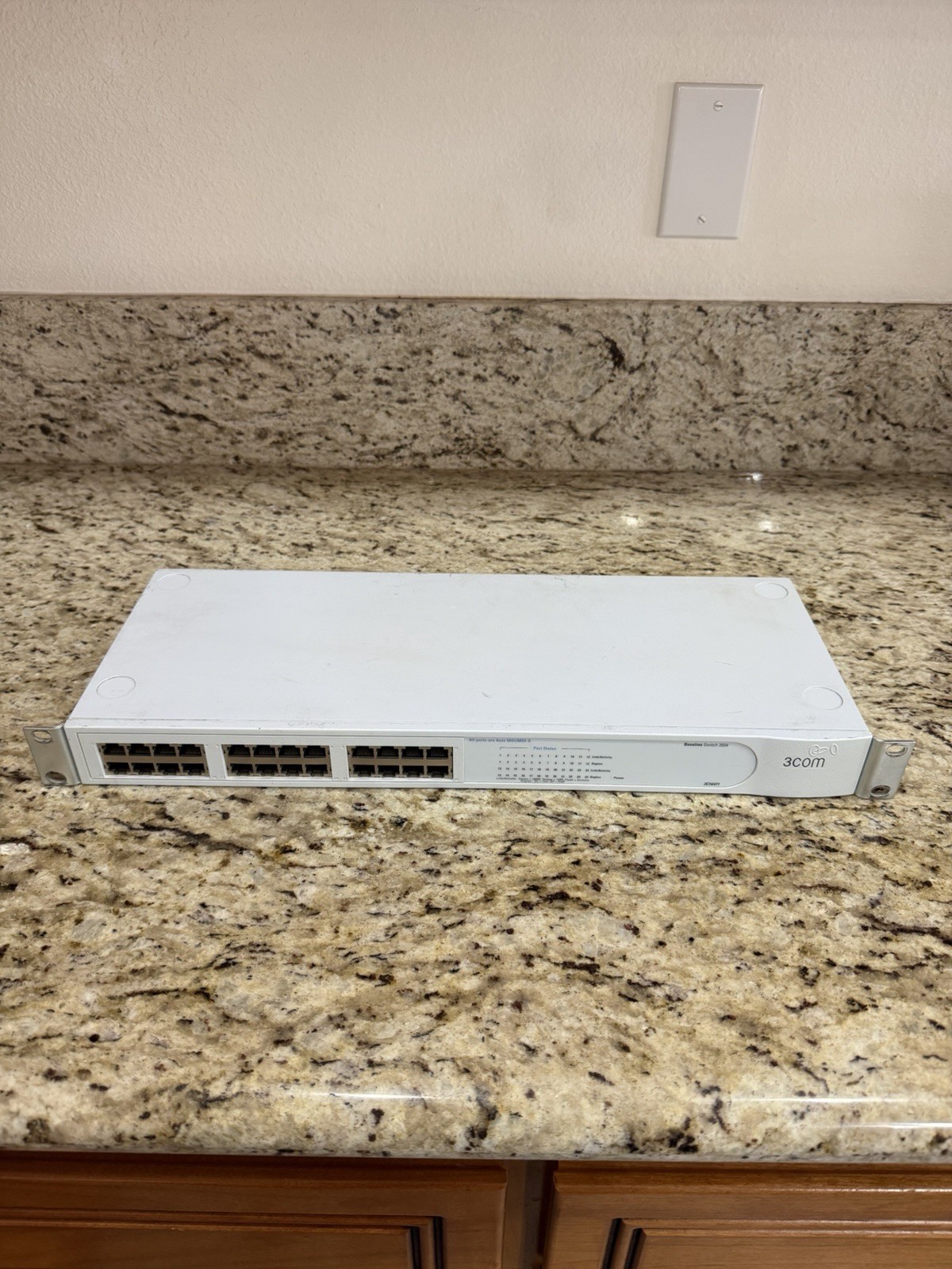 3COM Baseline Switch 2024(3C16471) - 24 Ethernet Ports, Received Power-Untested