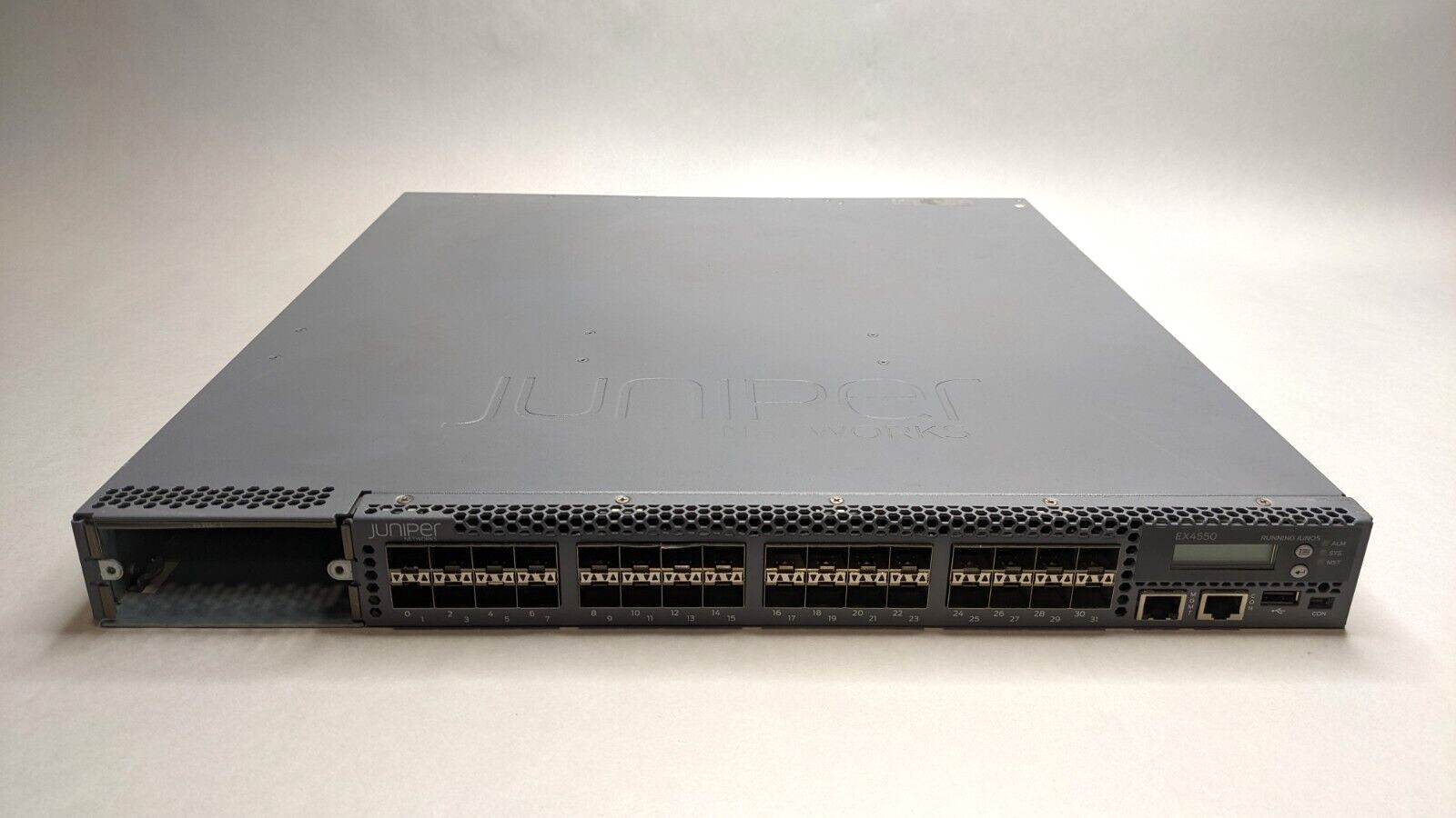 Juniper Networks EX4550-32F-DC-AFO 32-Port 1/10GbE SFP+ Converged Switch