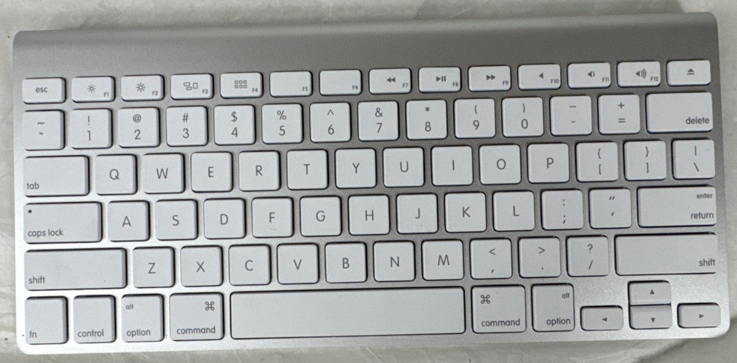 Apple A1314, Wireless  Bluetooth Keyboard  in excellent working condition.