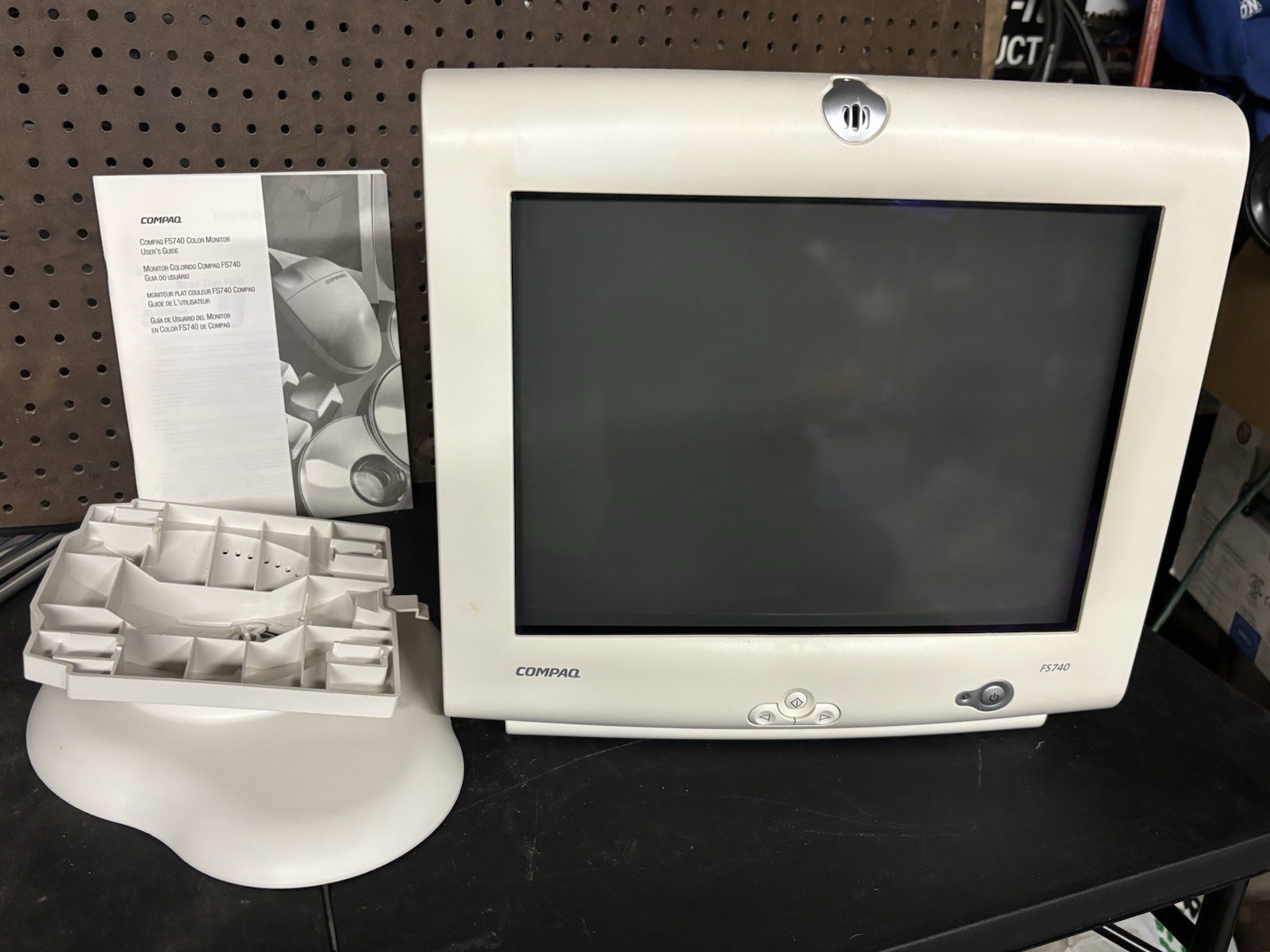 Retro Gaming CRT Compaq Presario FS-740 Model CO-1072/ 16" Computer Monitor