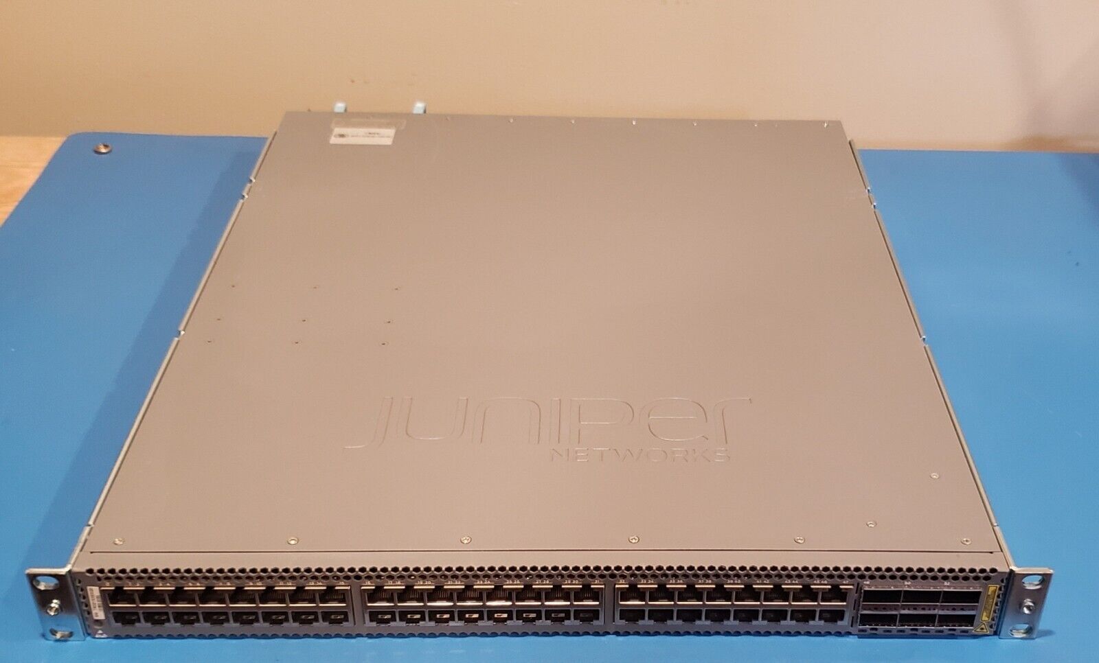 JUNIPER QFX5100-48T-AFO  48x 100/1000/10000 6x 40Gigabit QSFP+ Managed Switch AC