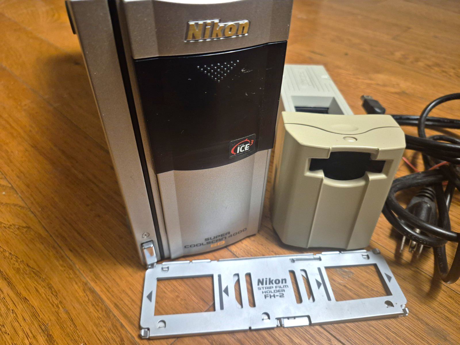Nikon Super Coolscan LS-4000 ED TESTED & WORKING 35mm Film Scanner 4000dpi