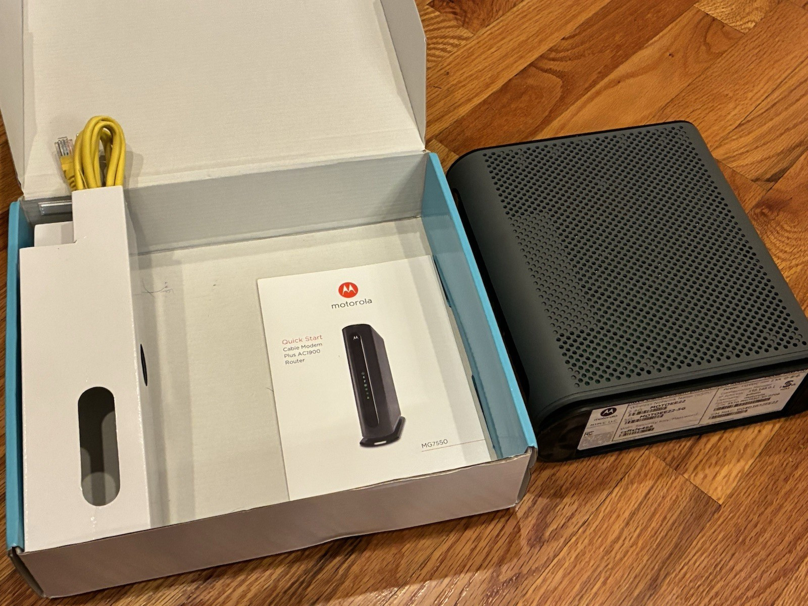 Motorola MG7550 16x4 High Speed ​​Cable Modem Plus AC1900 WiFi Router in BOX