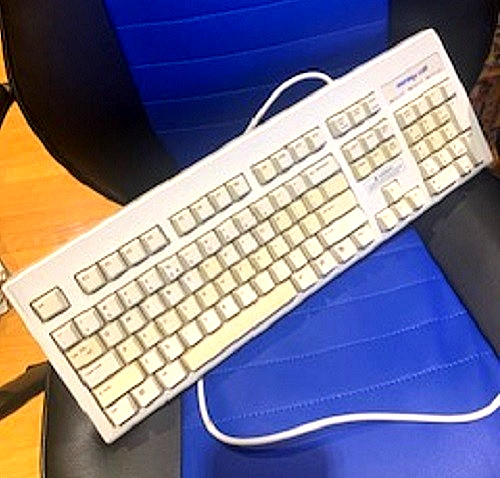 Micron PC Cable Wired White PS/2 Computer Keyboard Model 5121, US English