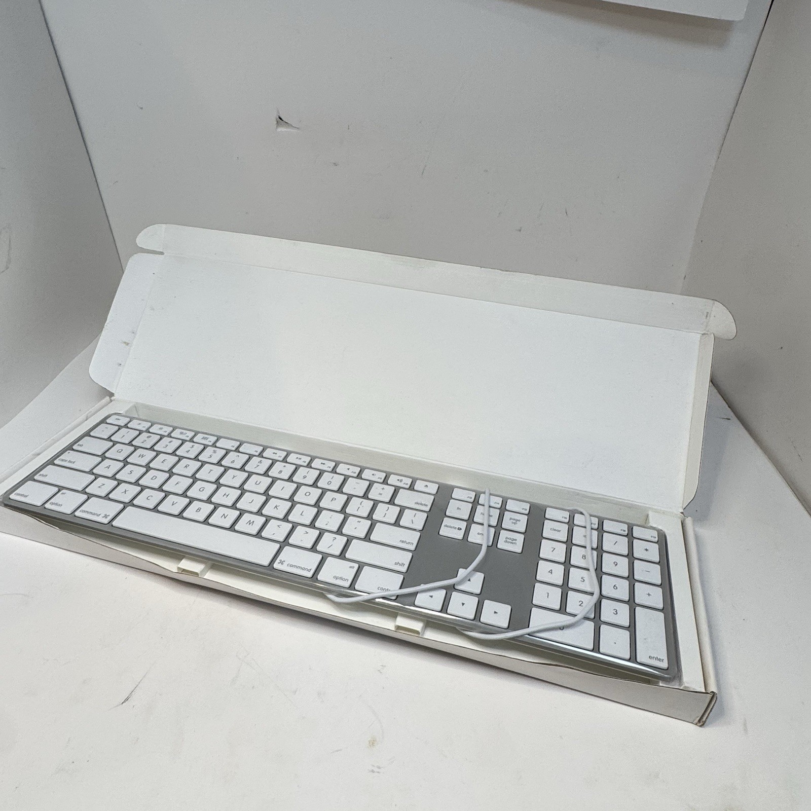 Apple A1243 MB110LL/B Wired Keyboard