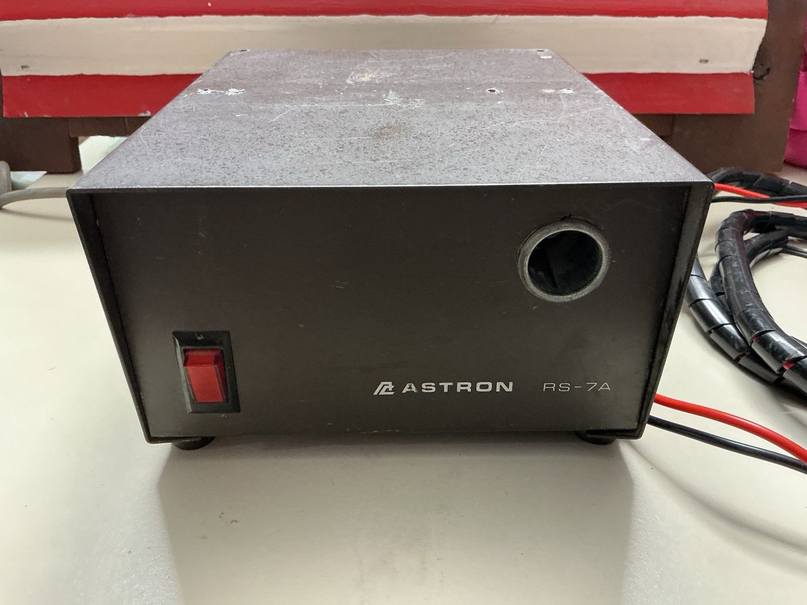 RS-7A, model RS-7A astron power supply 115VAC input -OUTPUT 13.8VDC 5AMPS Untest