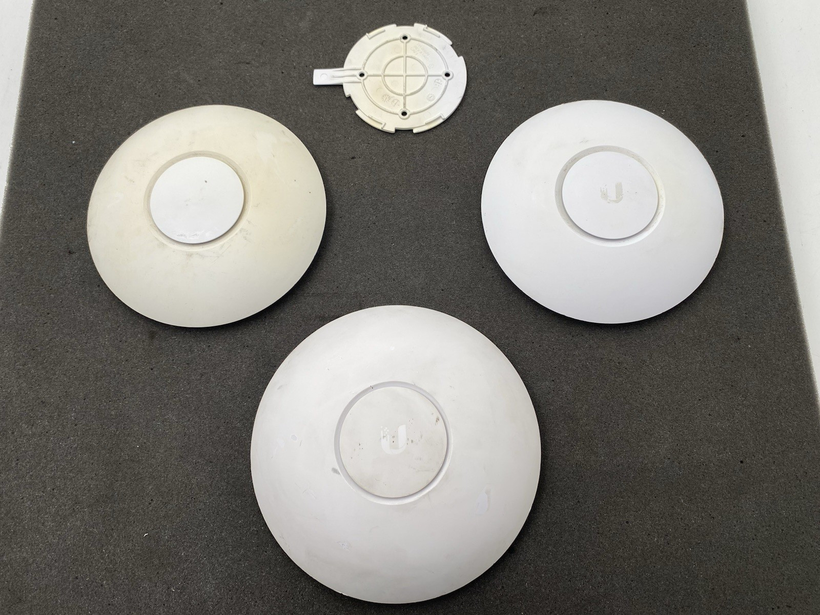 Lot of 3 Unifi Wireless Access Points 2x UAP-AC-Lite & 1x UAP-AC-LR w/ 1 Bracket