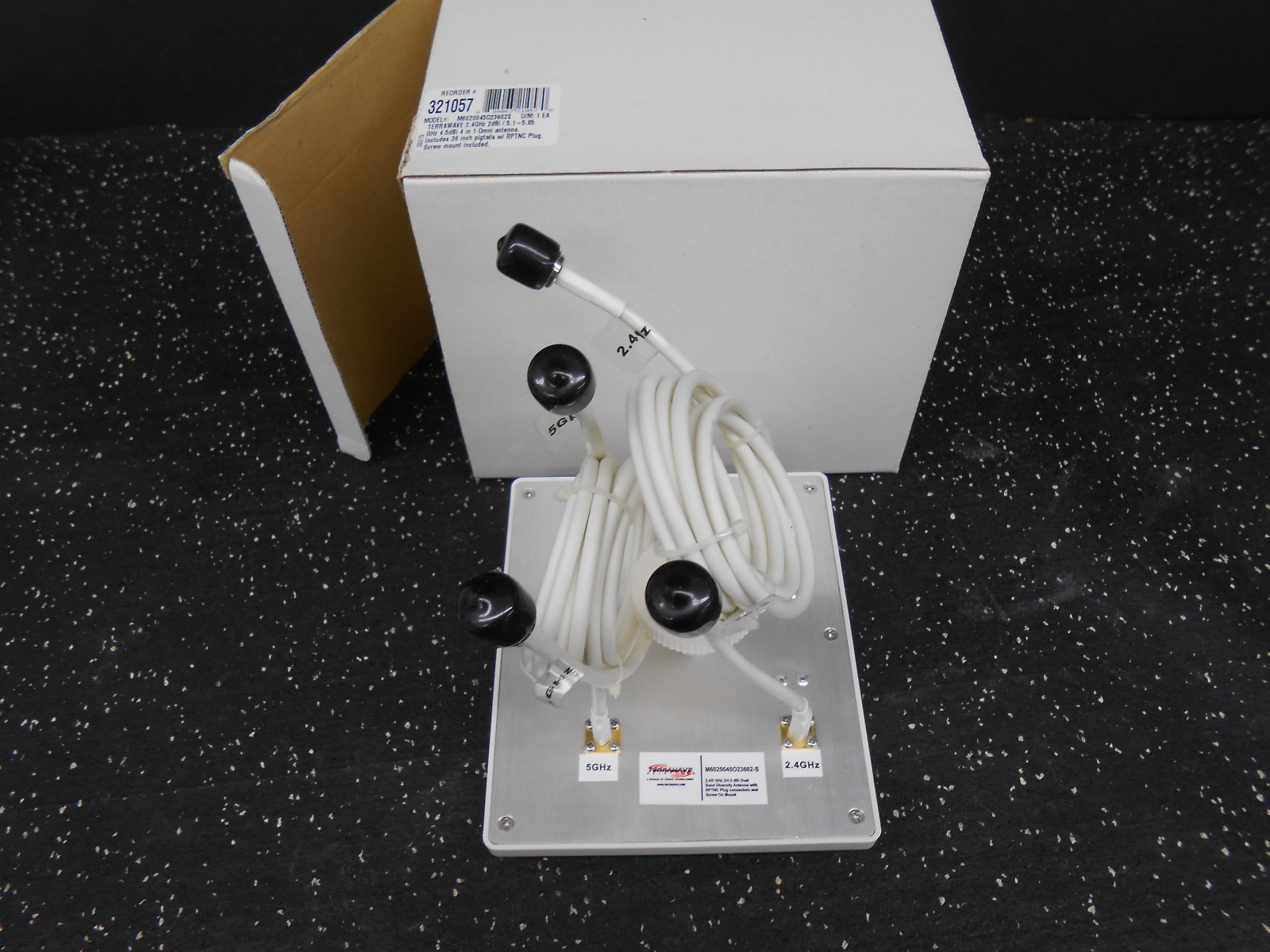 TERRAWAVE 2.4GHz 2dBi/5.1-5.85 GHz 4.5dBi 4 IN 1 OMNI ANTENNA M6020045023602S