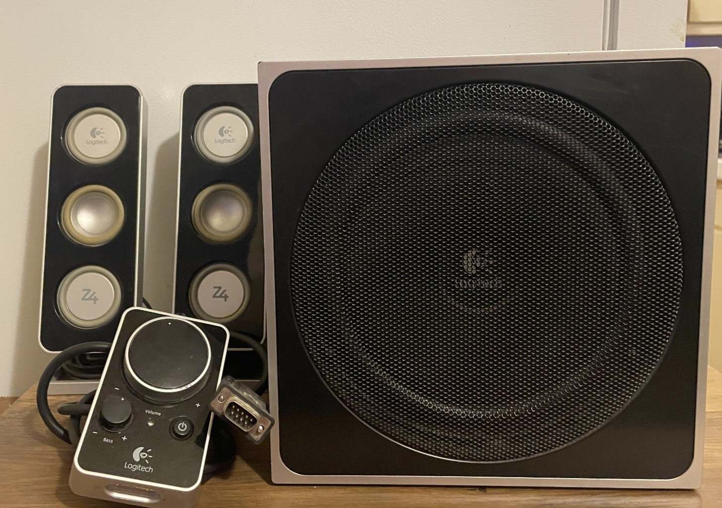 Logitech Z-4 2.1 Speaker System w/ 2 Speakers and Subwoofer Included