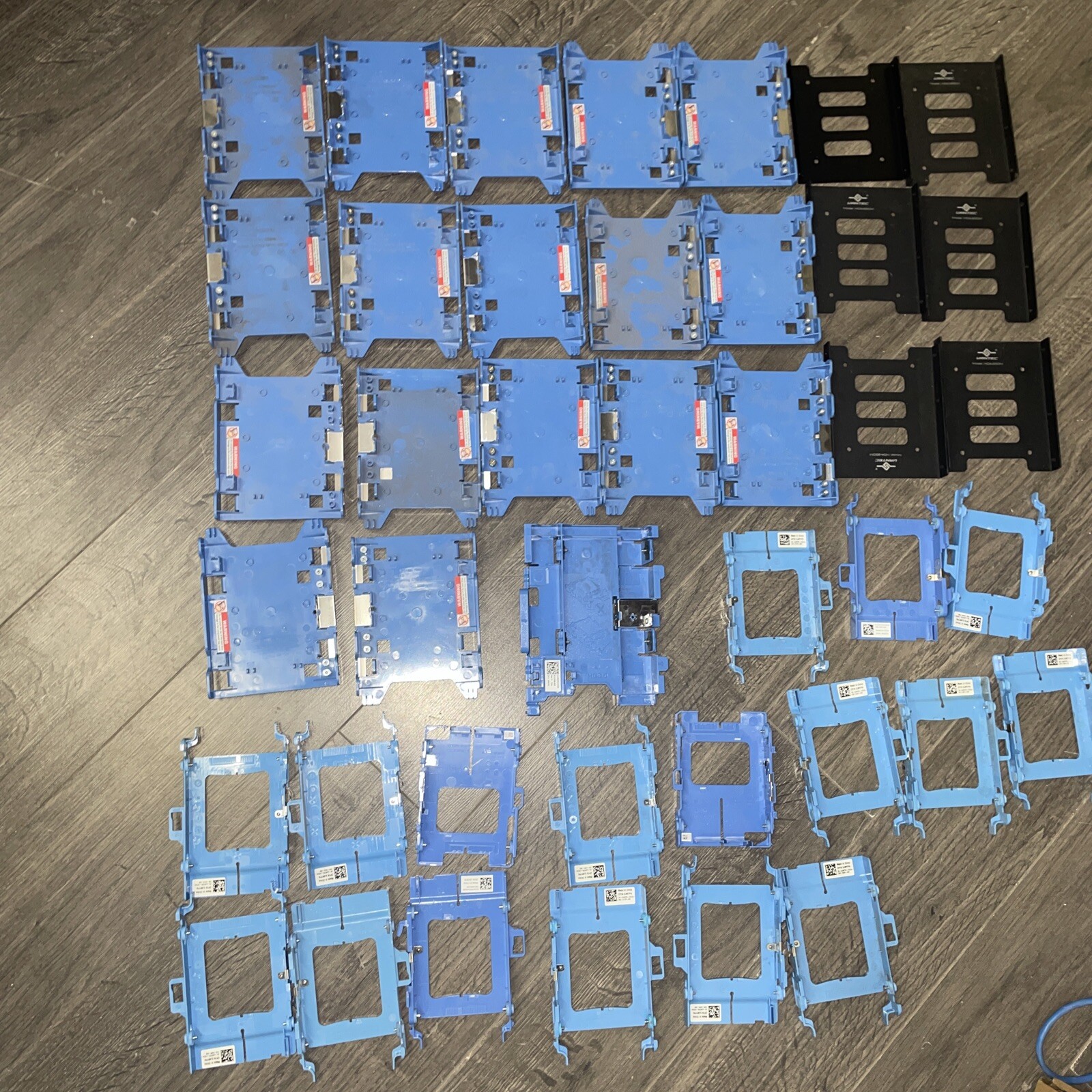 Lot of 40 Dell / other brands 2.5" or 3.5 to 2.5" hard drive caddy  ~see picture