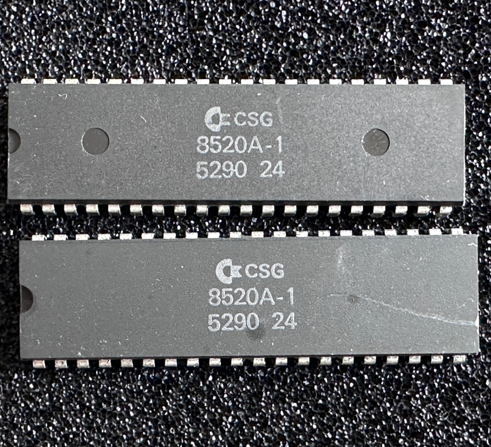 8520A-1 CSG ODD EVEN (x2) from an Amiga 500 rev.6A #52 90